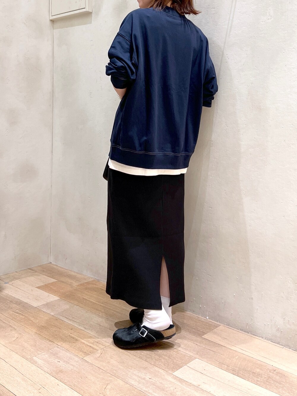 「秋服コーデ、大人カジュアル、シンプルコーデ、ロンT、スカート、リブスカート、レイヤードスタイル、モノトーンコーデ、ショルダーバッグ、チャオパニックティピー(CIAOPANIC TYPY)、ビルケンシュトック、プチプラ、高身長女子、骨格ウェーブ、30代」｜「GUNZEの【GUNZE】配色ステッチコンフォータブルスキッパースウェット（スウェット、ブルー系）」を使った、タカシマさん（レディース・169cm）の秋コーディネートの3枚目の写真