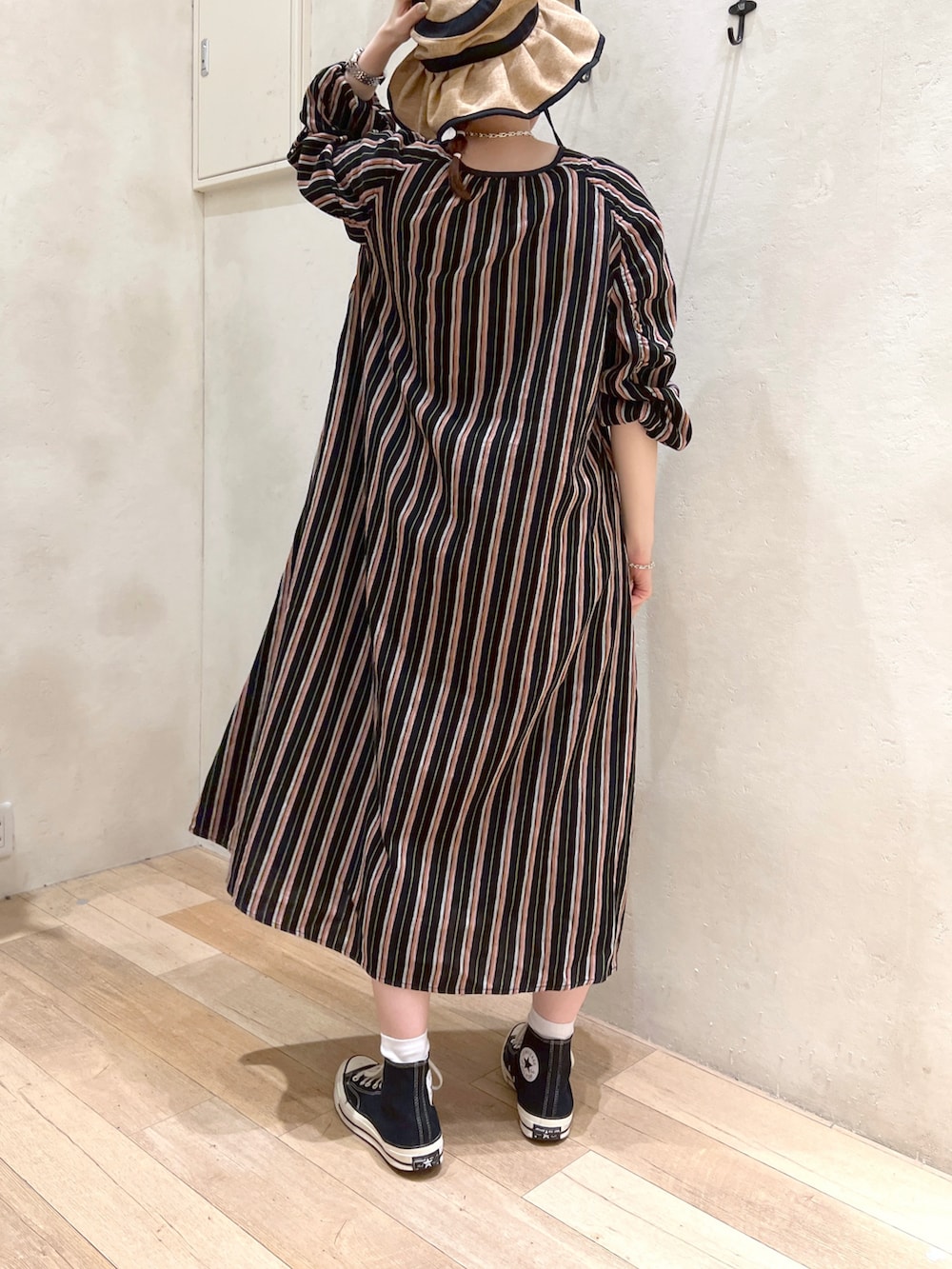 ブラック系のワンピース、ベージュ系のハットを着用したレディースの春コーディネートの5枚目の写真