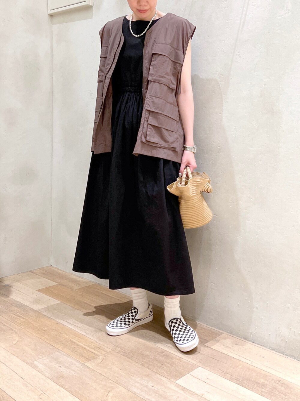 「大人カジュアル、夏コーデ、ゆるコーデ、ワンピース、ベスト、かごバッグ、シンプルコーデ、プチプラ、着回しコーデ、VANS、スニーカー、チャオパニックティピー(CIAOPANIC TYPY)、高身長女子、骨格ウェーブ、30代コーデ」｜「CIAOPANIC TYPYの【india】ウエストギャザーワンピ（ワンピース、ブラック系）」を使った、タカシマさん（レディース・169cm）の夏コーディネートの2枚目の写真