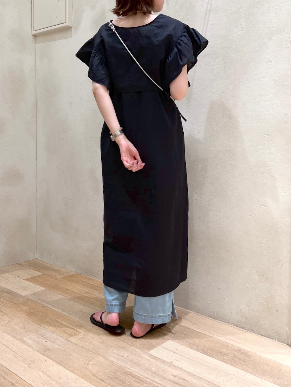 「アツいコーデ全部見せ、お出かけコーデ、大人カジュアル、ワンピース、キャミワンピ、デニム、ショート丈トップス、ショルダーバッグ、高身長女子、骨格ウェーブ、30代コーデ」｜「CIAOPANIC TYPYの綿麻デニムイージーパンツ（デニムパンツ、ブルー系）」を使った、タカシマさん（レディース・169cm）の夏コーディネートの4枚目の写真