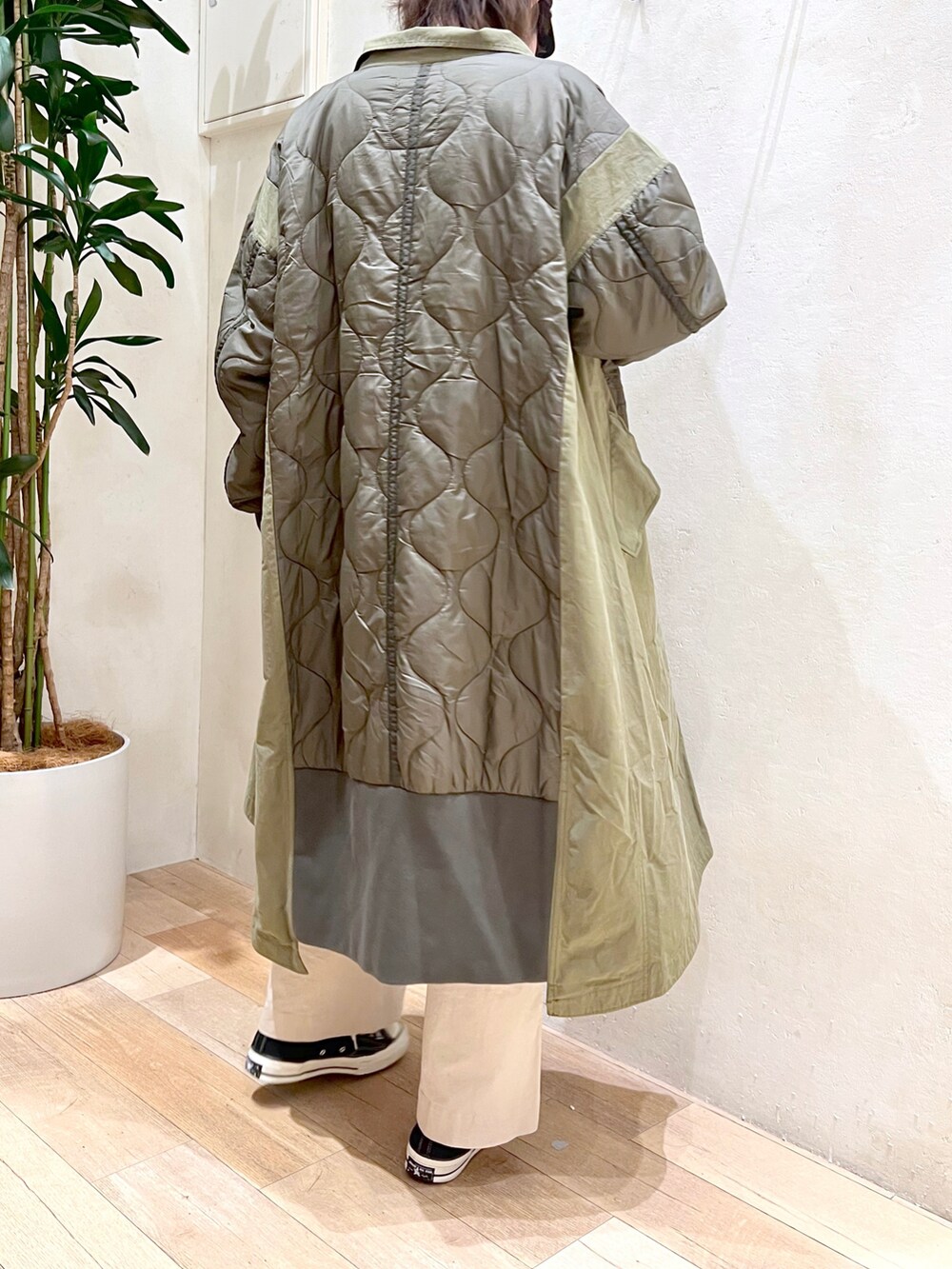 グリーン系のその他アウター、グレー系のその他パンツ、ホワイト系のニット/セーターを着用したレディースの秋コーディネートの3枚目の写真