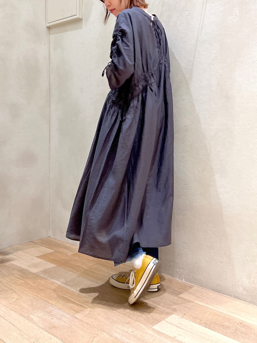 「大人カジュアル、秋コーデ、秋服準備はじめました、ワンピース、シャツワンピ、デニム、スニーカー、チャオパニックティピー(CIAOPANIC TYPY)、コンバース、高身長女子、骨格ウェーブ、30代コーデ」｜「CIAOPANIC TYPYの3WAYシアーリネンギャザーワンピース（ワンピース、グレー系）」を使った、タカシマさん（レディース・169cm）の秋コーディネートの4枚目の写真