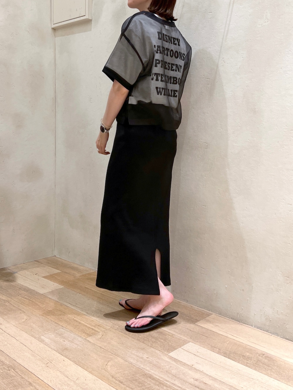 「大人カジュアル、お出かけコーデ、夏コーデ、ディズニーコーデ、ミッキー、シアートップス、スカート、ブラック、モノトーン、タイトスカート、サンダル、高身長女子、骨格ウェーブ、30代コーデ」｜「CIAOPANIC TYPYのDISNEY/『蒸気船ウィリー』/プリントTee（Tシャツ/カットソー、グレー系）」を使った、タカシマさん（レディース・169cm）の夏コーディネートの3枚目の写真