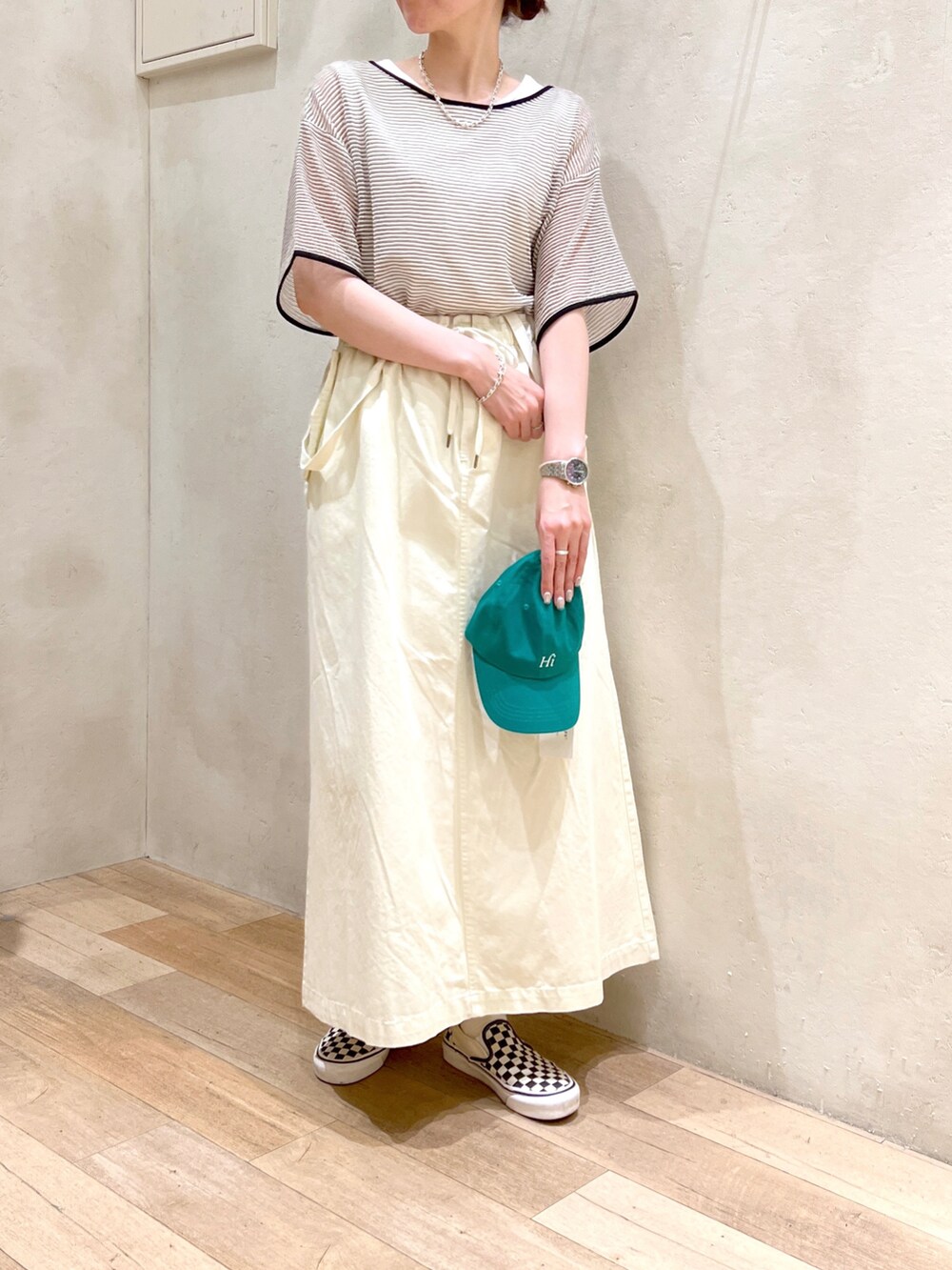 「カジュアルスタイル、夏コーデ、シアートップス、スカート、大人カジュアル、ボーダートップス、スニーカー、キャップ、VANS、チャオパニックティピー(CIAOPANIC TYPY)、骨格ウェーブ、高身長女子、30代コーデ」｜「CIAOPANIC TYPYの□【ヒルナンデス/伊藤舞アナ着用アイテム】2WAY配色ステッチリブタンクトップ（タンクトップ、ホワイト系）」を使った、タカシマさん（レディース・169cm）の夏コーディネートの2枚目の写真
