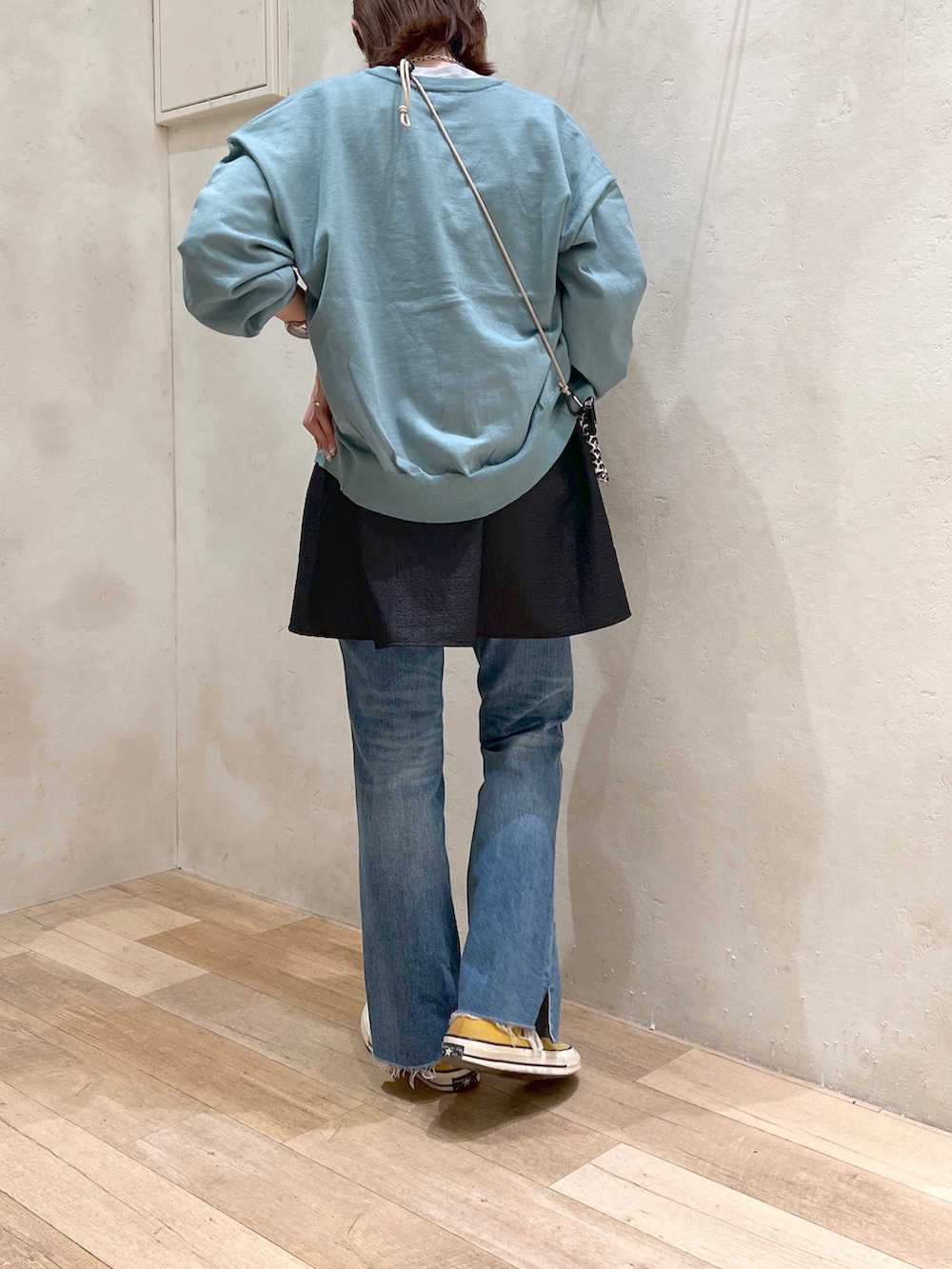 「秋コーデ、オトナカジュアル、着回しコーデ、シアートップス、チュニック、カーディガン、デニム、スニーカー、チャオパニックティピー(CIAOPANIC TYPY)、高身長女子、骨格ウェーブ、30代」｜「CIAOPANIC TYPYの【お気に入り数4.3万人突破】サイドスリットシアートップス（Tシャツ/カットソー、グレー系）」を使った、タカシマさん（レディース・169cm）の秋コーディネートの3枚目の写真