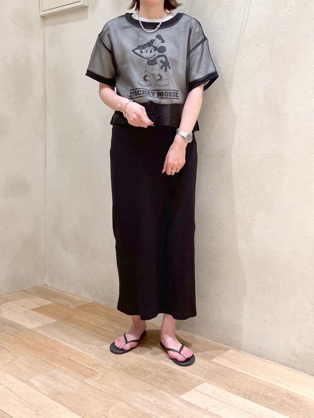 「大人カジュアル、お出かけコーデ、夏コーデ、ディズニーコーデ、ミッキー、シアートップス、スカート、ブラック、モノトーン、タイトスカート、サンダル、高身長女子、骨格ウェーブ、30代コーデ」｜「CIAOPANIC TYPYのDISNEY/『蒸気船ウィリー』/プリントTee（Tシャツ/カットソー、グレー系）」を使った、タカシマさん（レディース・169cm）の夏コーディネートの2枚目の写真