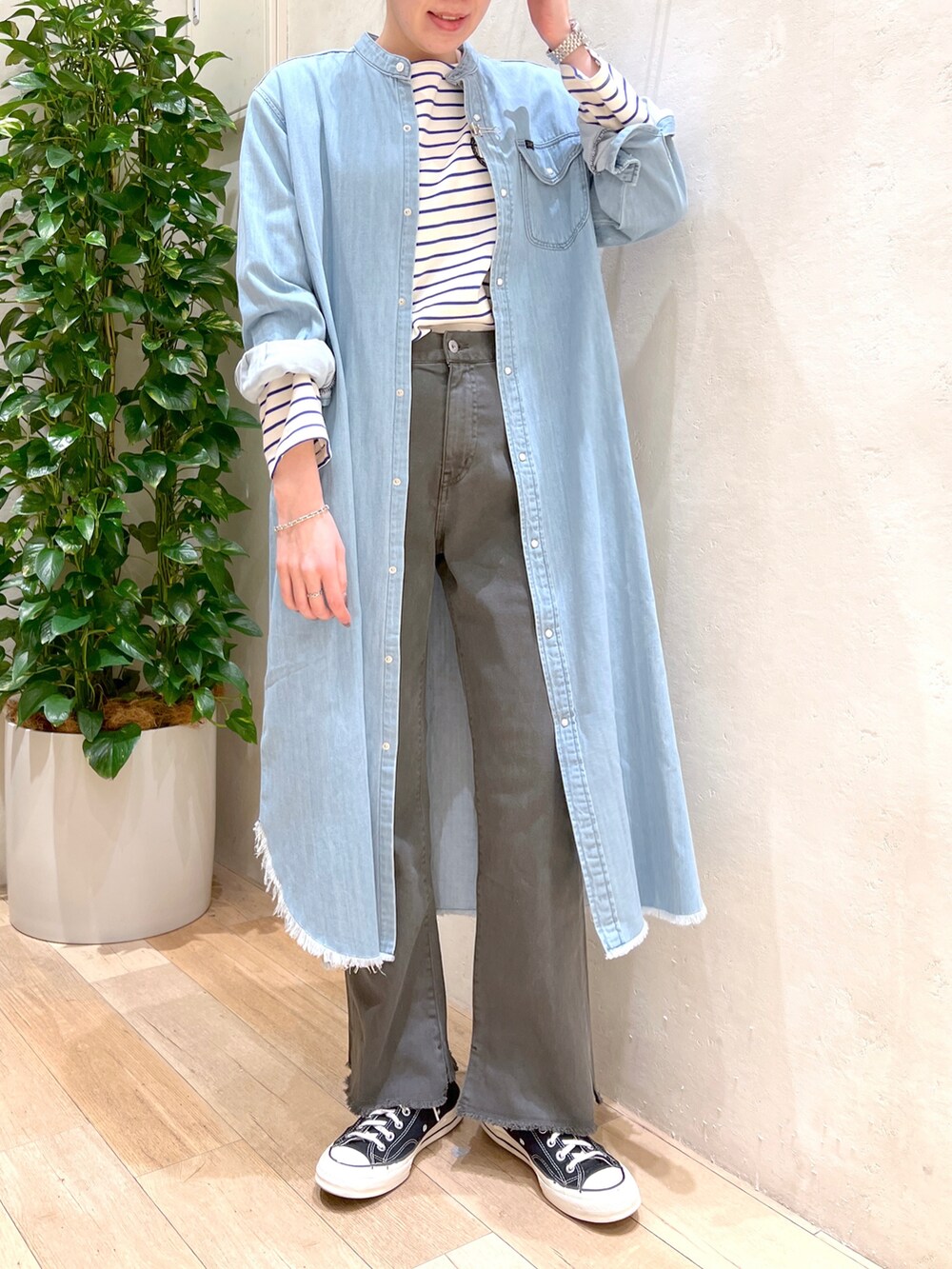 「春服コーデ、カジュアルコーデ、大人カジュアル、ボーダー、フレアパンツ、デニムワンピース、シャツワンピ、Lee、GEVACO、チャオパニックティピー(CIAOPANIC TYPY)、コンバース、スニーカー、高身長女子、高身長コーデ、骨格ウェーブ」｜「CIAOPANIC TYPYの【GEVACO／ゲバコ】ヘビー天竺ボートネック刺繍ボーダー長袖Tee（Tシャツ/カットソー、ブルー系）」を使った、タカシマさん（レディース・169cm）の冬コーディネートの2枚目の写真