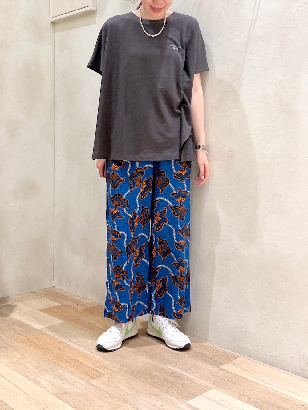 「夏コーデ、休日スタイル、楽チンコーデ、大人カジュアル、プリントT、イージーパンツ、柄パンツ、NIKE、スニーカー、チャオパニックティピー(CIAOPANIC TYPY)、高身長女子、骨格ウェーブ、30代コーデ」｜「CIAOPANIC TYPYの綿麻バックプリントBIGTEE（Tシャツ/カットソー、グレー系）」を使った、タカシマさん（レディース・169cm）の夏コーディネートの2枚目の写真