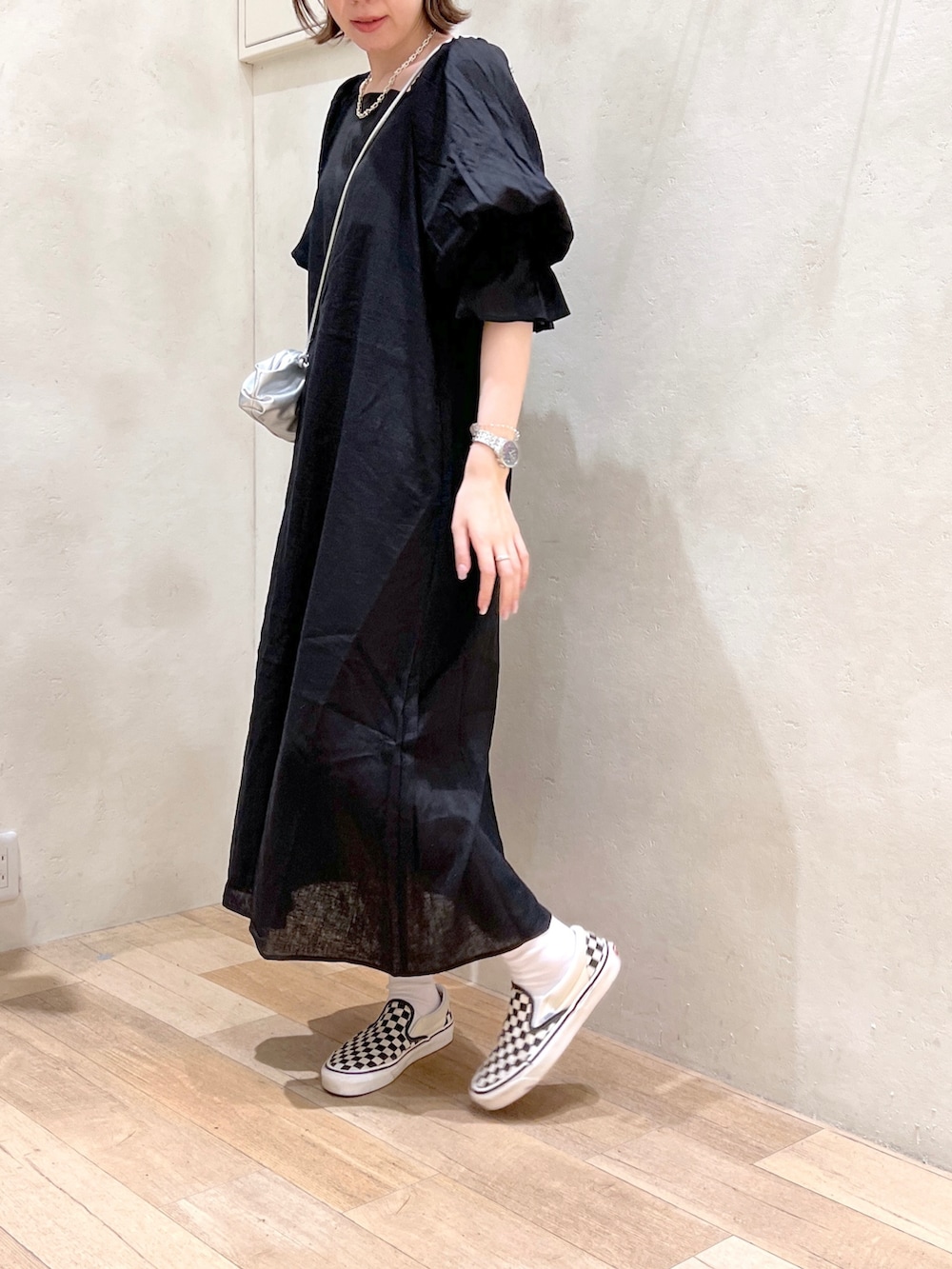 「夏コーデ、シンプルスタイル、大人コーデ、ラクチンコーデ、大人カジュアル、ワンピース、アツいコーデ全部見せ、高身長女子、骨格ウェーブ、30代コーデ」｜「CIAOPANIC TYPYのボリュームスリーブオフショルリネン混ワンピース（ワンピース、ブラック系）」を使った、タカシマさん（レディース・169cm）の夏コーディネートの4枚目の写真