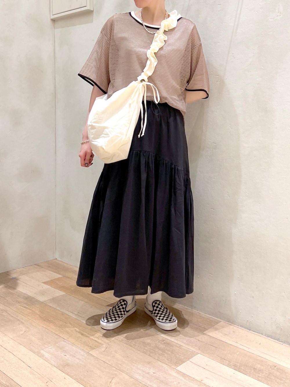 「夏コーデ、シンプルコーデ、大人カジュアル、シアートップス、透け感、スカート、ショルダーバッグ、スニーカー、VANS、チャオパニックティピー(CIAOPANIC TYPY)、高身長女子、骨格ウェーブ、30代コーデ」｜「CIAOPANIC TYPYの□【ヒルナンデス/伊藤舞アナ着用アイテム】2WAY配色ステッチリブタンクトップ（タンクトップ、ホワイト系）」を使った、タカシマさん（レディース・169cm）の夏コーディネートの2枚目の写真