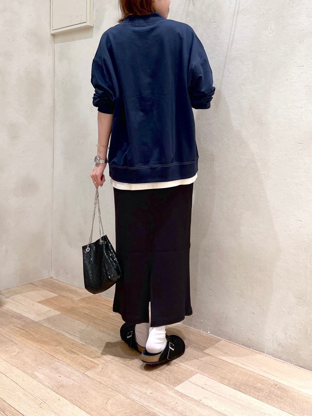 「秋服コーデ、大人カジュアル、シンプルコーデ、ロンT、スカート、リブスカート、レイヤードスタイル、モノトーンコーデ、ショルダーバッグ、チャオパニックティピー(CIAOPANIC TYPY)、ビルケンシュトック、プチプラ、高身長女子、骨格ウェーブ、30代」｜「GUNZEの【GUNZE】配色ステッチコンフォータブルスキッパースウェット（スウェット、ブルー系）」を使った、タカシマさん（レディース・169cm）の秋コーディネートの4枚目の写真