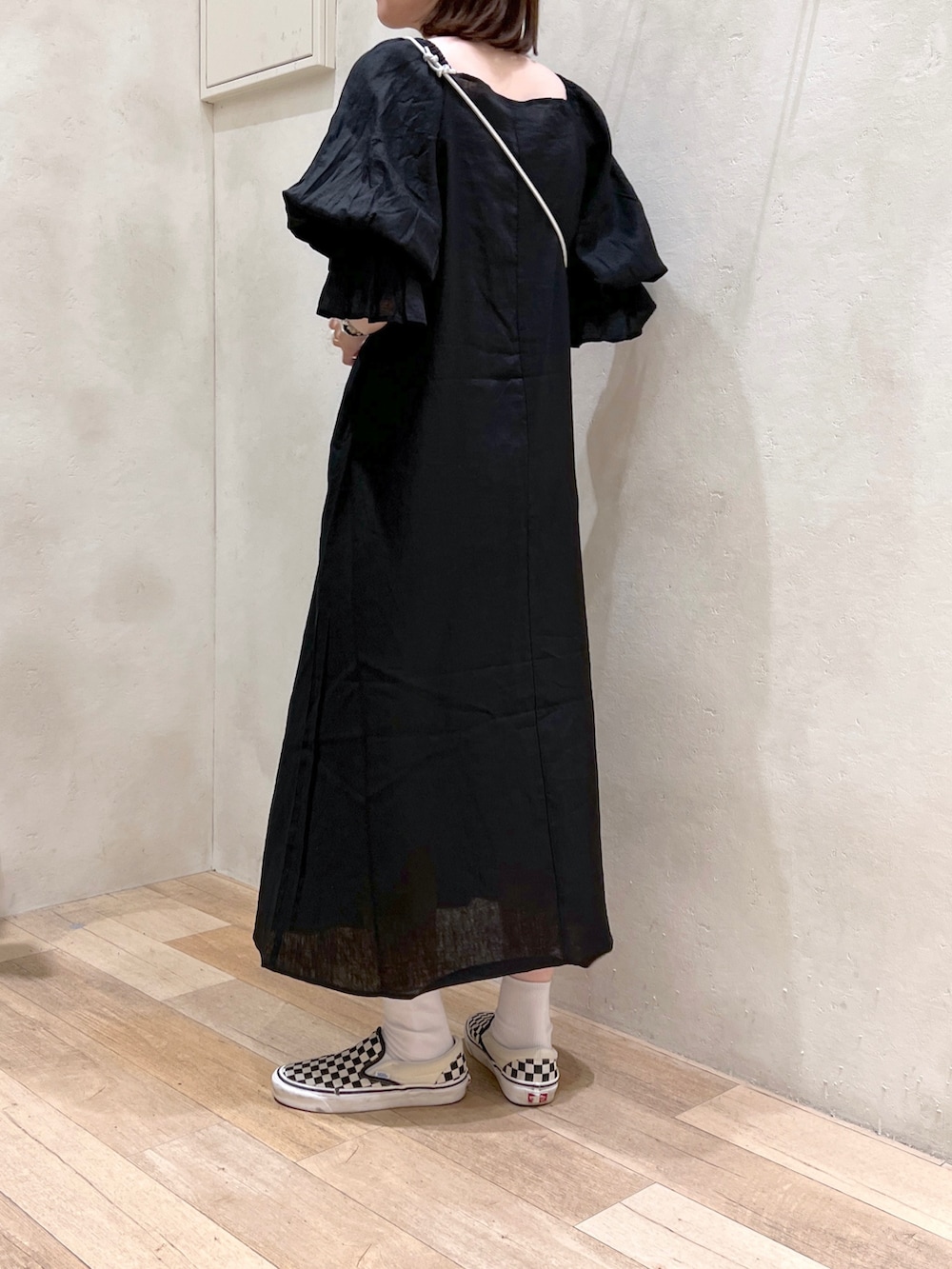 「夏コーデ、シンプルスタイル、大人コーデ、ラクチンコーデ、大人カジュアル、ワンピース、アツいコーデ全部見せ、高身長女子、骨格ウェーブ、30代コーデ」｜「CIAOPANIC TYPYのボリュームスリーブオフショルリネン混ワンピース（ワンピース、ブラック系）」を使った、タカシマさん（レディース・169cm）の夏コーディネートの3枚目の写真