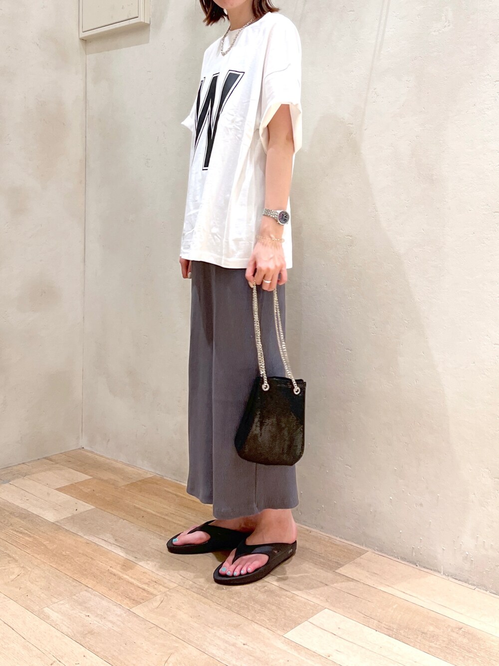 「シンプルスタイル、オーバーサイズ、休日コーデ、楽チンコーデ、大人カジュアル、白Tシャツ、ロゴT、タイトスカート、サンダル、ハンドバッグ、ショルダーバッグ、高身長女子、骨格ウェーブ、30代コーデ、秋服準備はじめました」｜「CIAOPANIC TYPYのUSAコットンヒストリカルアソートプリントTee（Tシャツ/カットソー、ホワイト系）」を使った、タカシマさん（レディース・169cm）の夏コーディネートの3枚目の写真