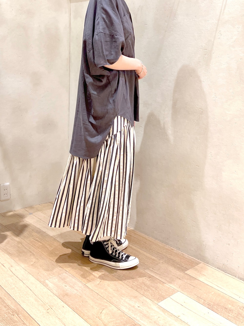「大人カジュアル、シンプルコーデ、モノトーン、シャツスタイル、ストライプ、ロゴT、コンバース、スニーカーコーデ、チャオパニックティピー(CIAOPANIC TYPY)、高身長女子、30代コーデ」｜「CIAOPANIC TYPYのUSAコットンロゴプリントノースリTEE（Tシャツ/カットソー、ホワイト系）」を使った、タカシマさん（レディース・169cm）の夏コーディネートの3枚目の写真