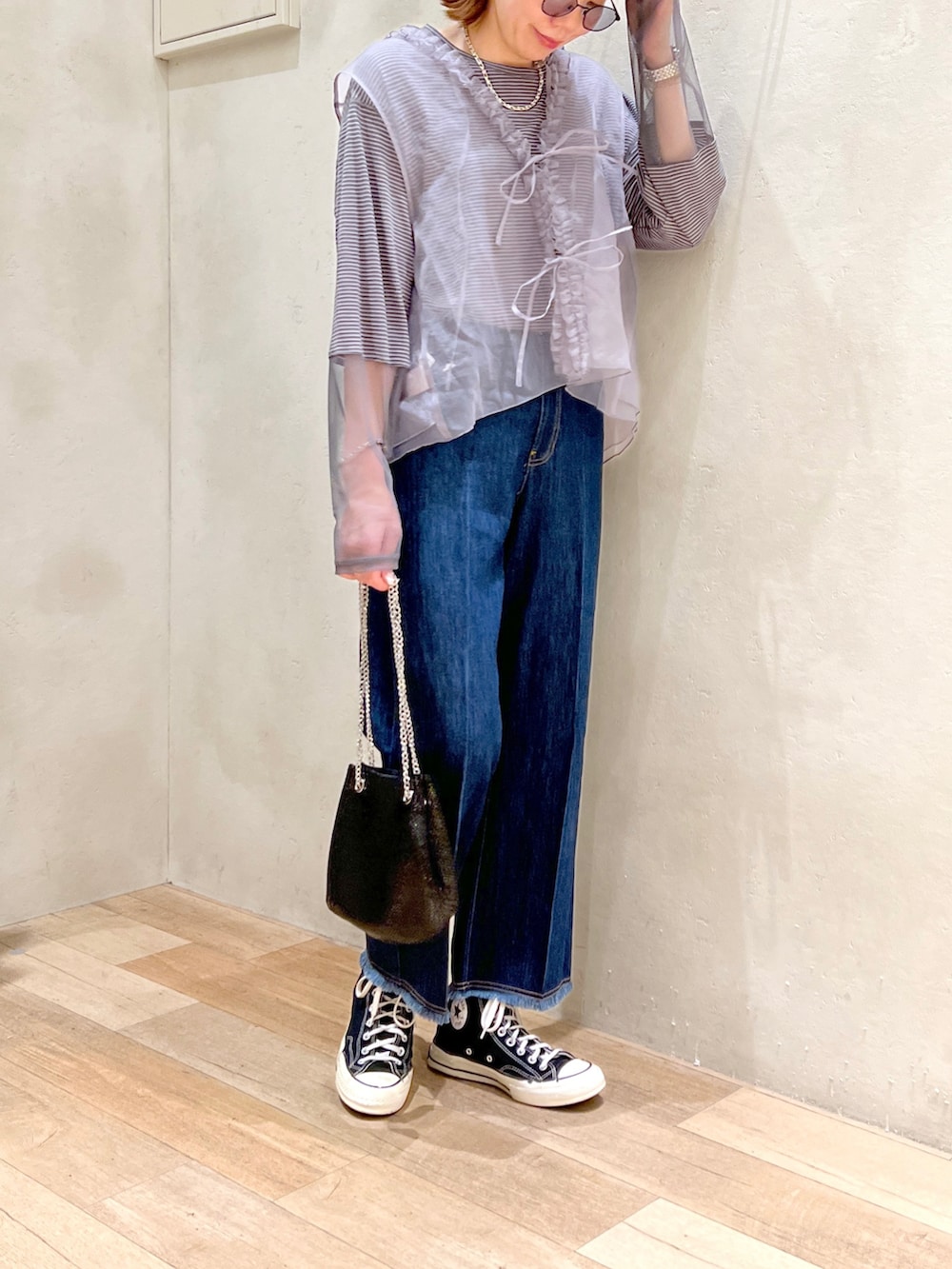 「大人カジュアル、初秋コーデ、秋コーデ、ロンT、ボーダー、シアートップス、オーガンジー、ベスト、デニム、ショルダーバッグ、ビーニー、チャオパニックティピー(CIAOPANIC TYPY)、高身長女子、骨格ウェーブ、30代コーデ」｜「CIAOPANIC TYPYのオーガンジーマルチウェイベスト（ベスト、グレー系）」を使った、タカシマさん（レディース・169cm）の秋コーディネートの2枚目の写真
