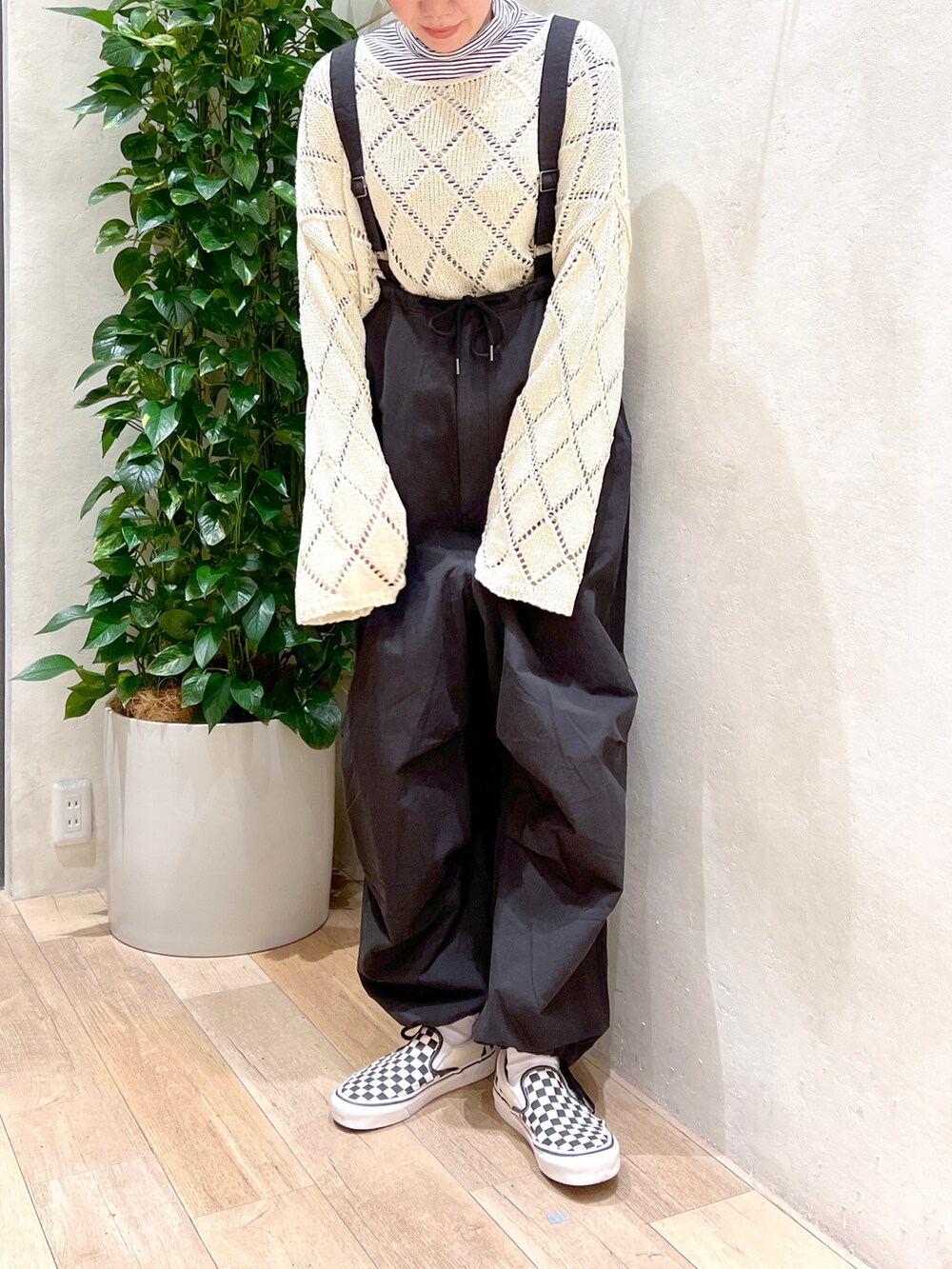 「透かし編みニット、タートルネック、サロペット、パラシュートパンツ、カジュアルコーデ、大人カジュアル、チャオパニックティピー(CIAOPANIC TYPY)、GEVACO、VANS、着回しコーデ、高身長女子、高身長コーデ、骨格ウェーブ、チェッカーフラッグ」｜「CIAOPANIC TYPYの透かし編みニット（ニット/セーター、ホワイト系）」を使った、タカシマさん（レディース・169cm）の冬コーディネートの5枚目の写真