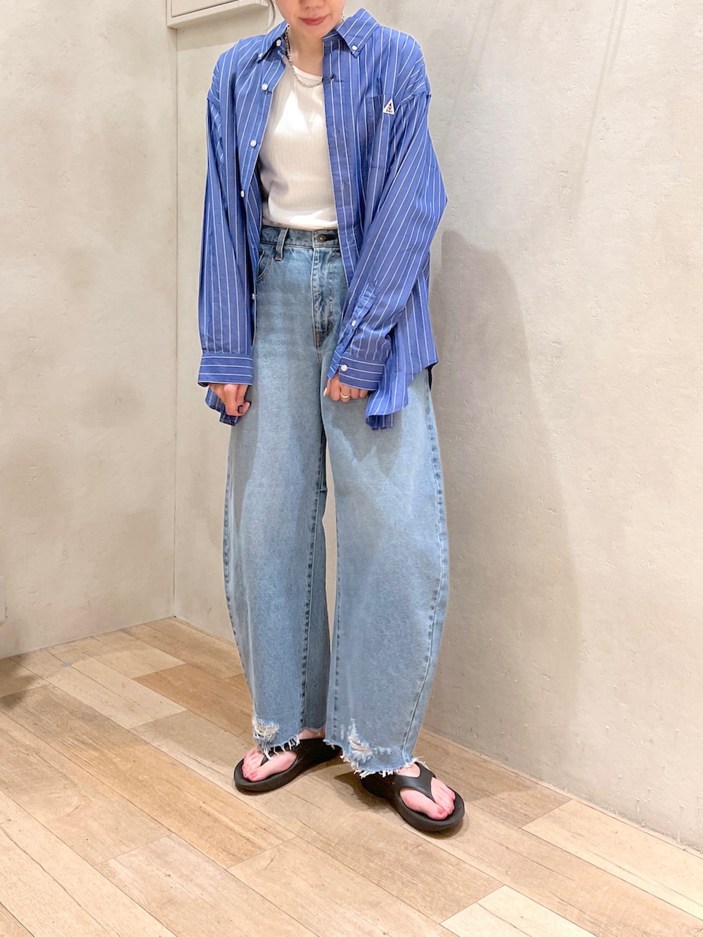 「初夏コーデ、シンプルコーデ、カジュアルコーデ、ストライプシャツ、デニム、カーブパンツ、ダメージデニム、oofos、チャオパニックティピー(CIAOPANIC TYPY)、大人カジュアル、高身長女子、30代コーデ、ワントーンコーデ」｜「CIAOPANIC TYPYの□【ヒルナンデス/伊藤舞アナ着用アイテム】2WAY配色ステッチリブタンクトップ（タンクトップ、ホワイト系）」を使った、タカシマさん（レディース・169cm）の夏コーディネートの2枚目の写真