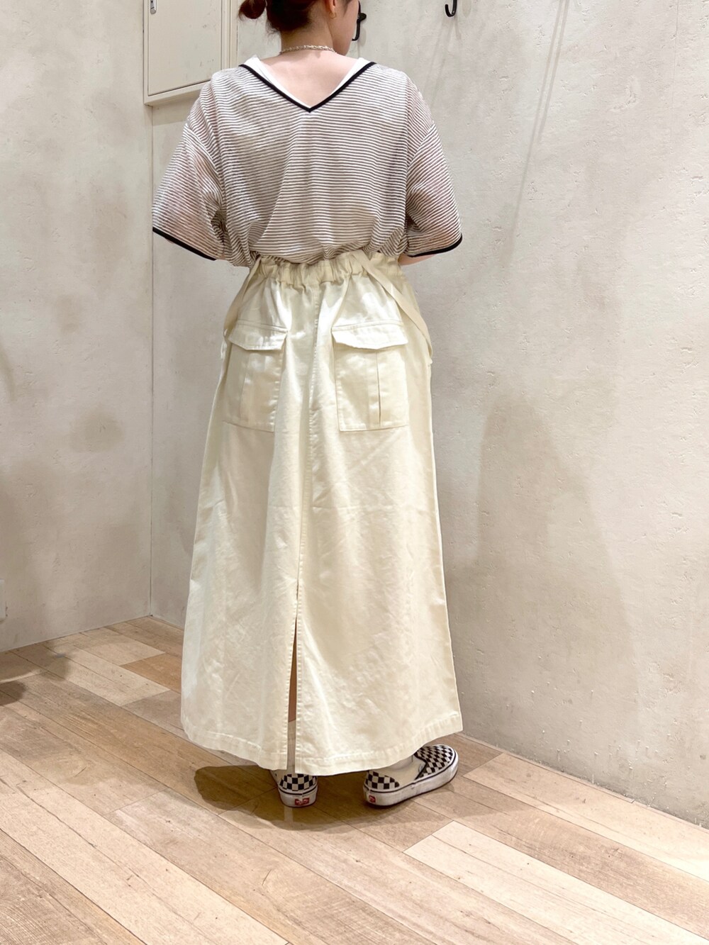 「カジュアルスタイル、夏コーデ、シアートップス、スカート、大人カジュアル、ボーダートップス、スニーカー、キャップ、VANS、チャオパニックティピー(CIAOPANIC TYPY)、骨格ウェーブ、高身長女子、30代コーデ」｜「CIAOPANIC TYPYの□【ヒルナンデス/伊藤舞アナ着用アイテム】2WAY配色ステッチリブタンクトップ（タンクトップ、ホワイト系）」を使った、タカシマさん（レディース・169cm）の夏コーディネートの4枚目の写真