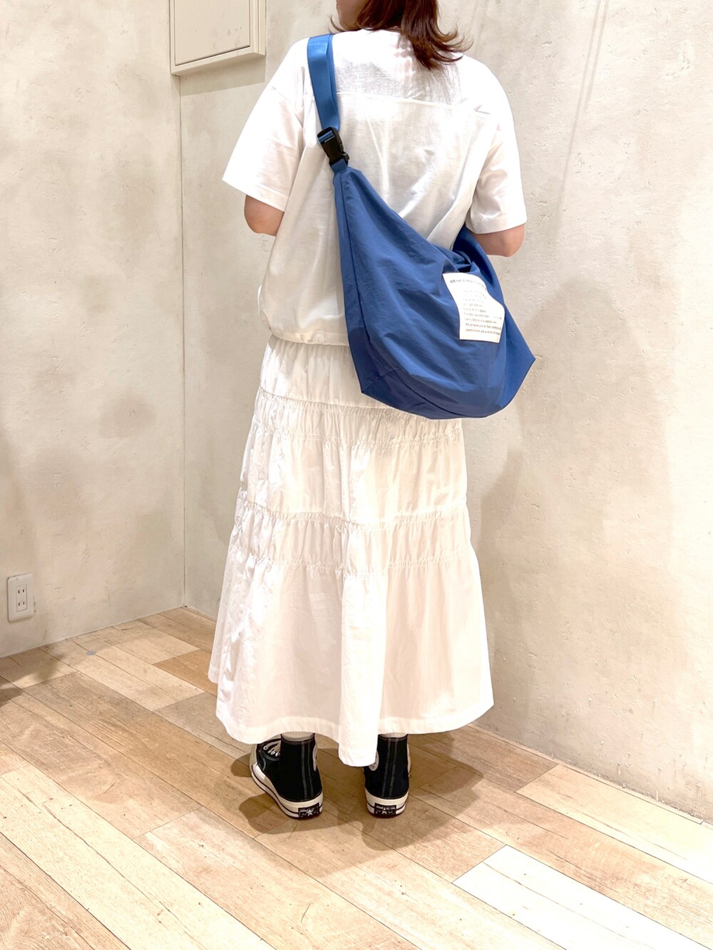 「夏コーデ、大人カジュアル、シアートップス、スカート、ワントーンコーデ、ホワイトコーデ、ショルダーバッグ、スニーカー、コンバース、チャオパニックティピー(CIAOPANIC TYPY)、高身長女子、30代コーデ、みんなの白Tフェス」｜「CIAOPANIC TYPYのシアー切替裾ドロストTEE（Tシャツ/カットソー、ホワイト系）」を使った、タカシマさん（レディース・169cm）の夏コーディネートの4枚目の写真