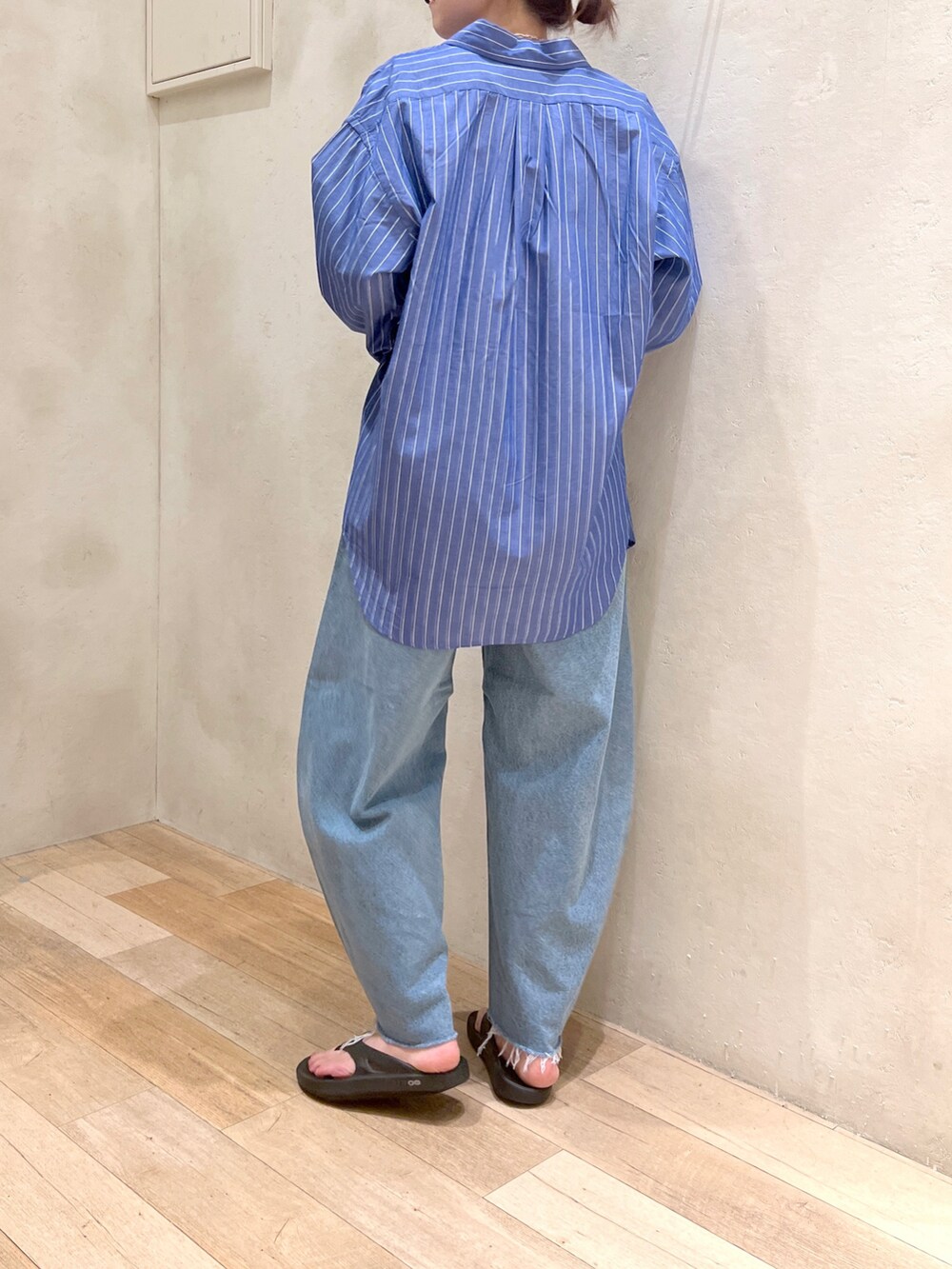 「初夏コーデ、シンプルコーデ、カジュアルコーデ、ストライプシャツ、デニム、カーブパンツ、ダメージデニム、oofos、チャオパニックティピー(CIAOPANIC TYPY)、大人カジュアル、高身長女子、30代コーデ、ワントーンコーデ」｜「CIAOPANIC TYPYの□【ヒルナンデス/伊藤舞アナ着用アイテム】2WAY配色ステッチリブタンクトップ（タンクトップ、ホワイト系）」を使った、タカシマさん（レディース・169cm）の夏コーディネートの4枚目の写真