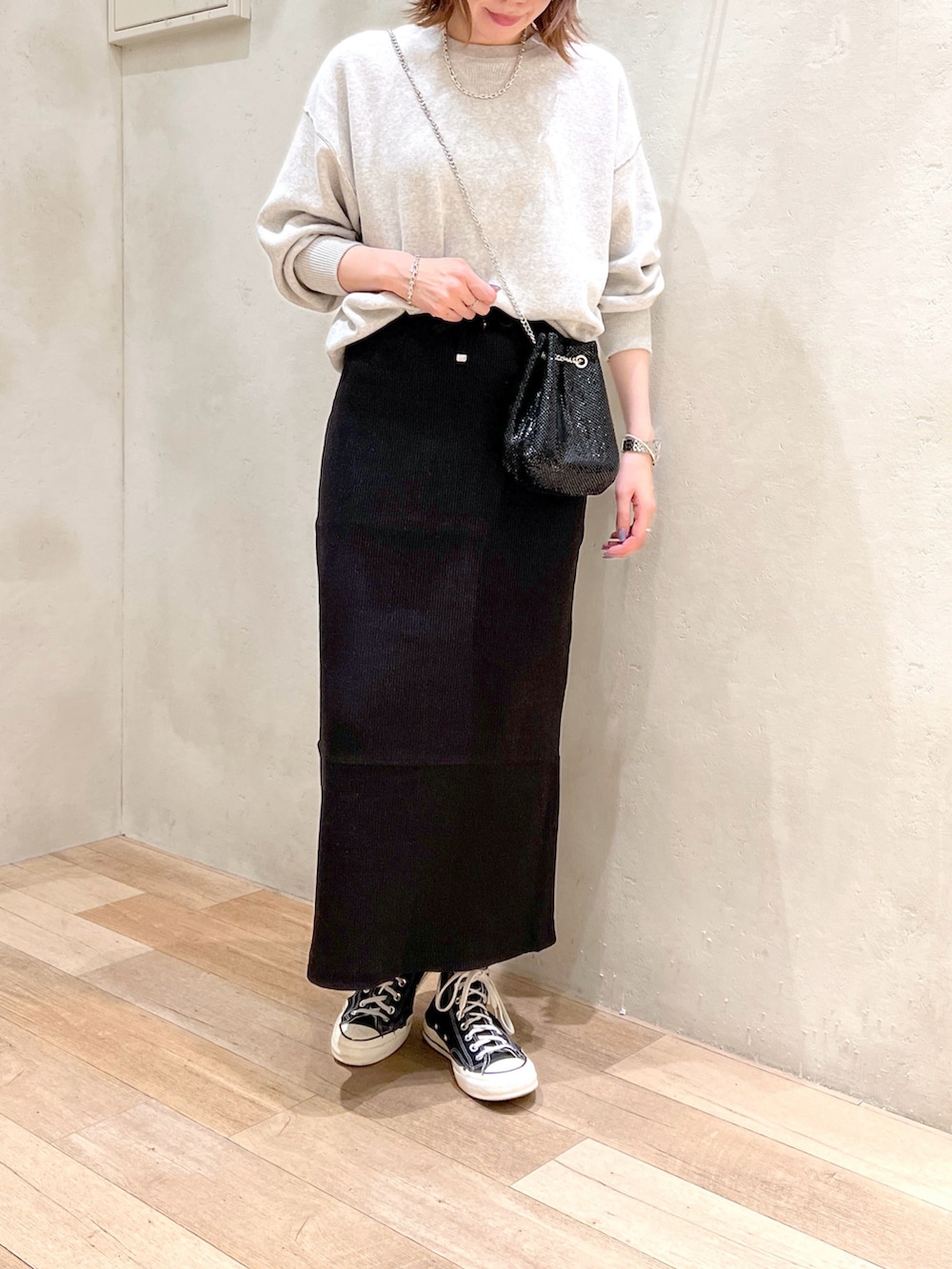 「秋コーデ、大人カジュアル、シンプルコーデ、ニット、リブスカート、シャイニー、ショルダーバッグ、スニーカー、プチプラ、高身長女子、骨格ウェーブ、30代」｜「CIAOPANIC TYPYの【お気に入り数6.6万人突破】スウェットライクボリュームスリーブニット（ニット/セーター、ベージュ系）」を使った、タカシマさん（レディース・169cm）の秋コーディネートの2枚目の写真