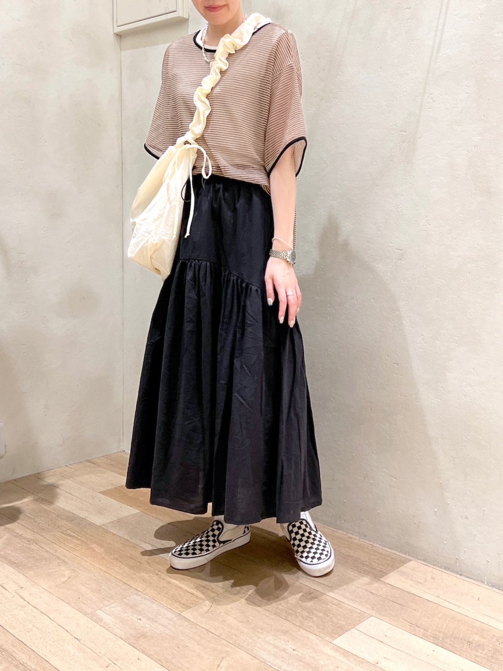 「夏コーデ、シンプルコーデ、大人カジュアル、シアートップス、透け感、スカート、ショルダーバッグ、スニーカー、VANS、チャオパニックティピー(CIAOPANIC TYPY)、高身長女子、骨格ウェーブ、30代コーデ」｜「CIAOPANIC TYPYの□【ヒルナンデス/伊藤舞アナ着用アイテム】2WAY配色ステッチリブタンクトップ（タンクトップ、ホワイト系）」を使った、タカシマさん（レディース・169cm）の夏コーディネートの3枚目の写真