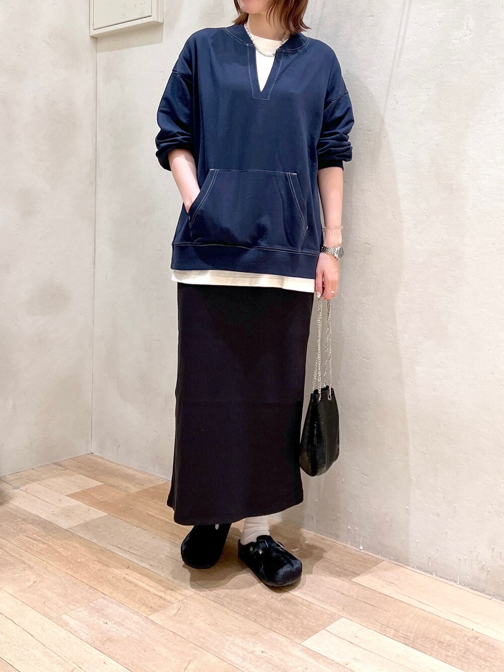 「秋服コーデ、大人カジュアル、シンプルコーデ、ロンT、スカート、リブスカート、レイヤードスタイル、モノトーンコーデ、ショルダーバッグ、チャオパニックティピー(CIAOPANIC TYPY)、ビルケンシュトック、プチプラ、高身長女子、骨格ウェーブ、30代」｜「GUNZEの【GUNZE】配色ステッチコンフォータブルスキッパースウェット（スウェット、ブルー系）」を使った、タカシマさん（レディース・169cm）の秋コーディネートの5枚目の写真