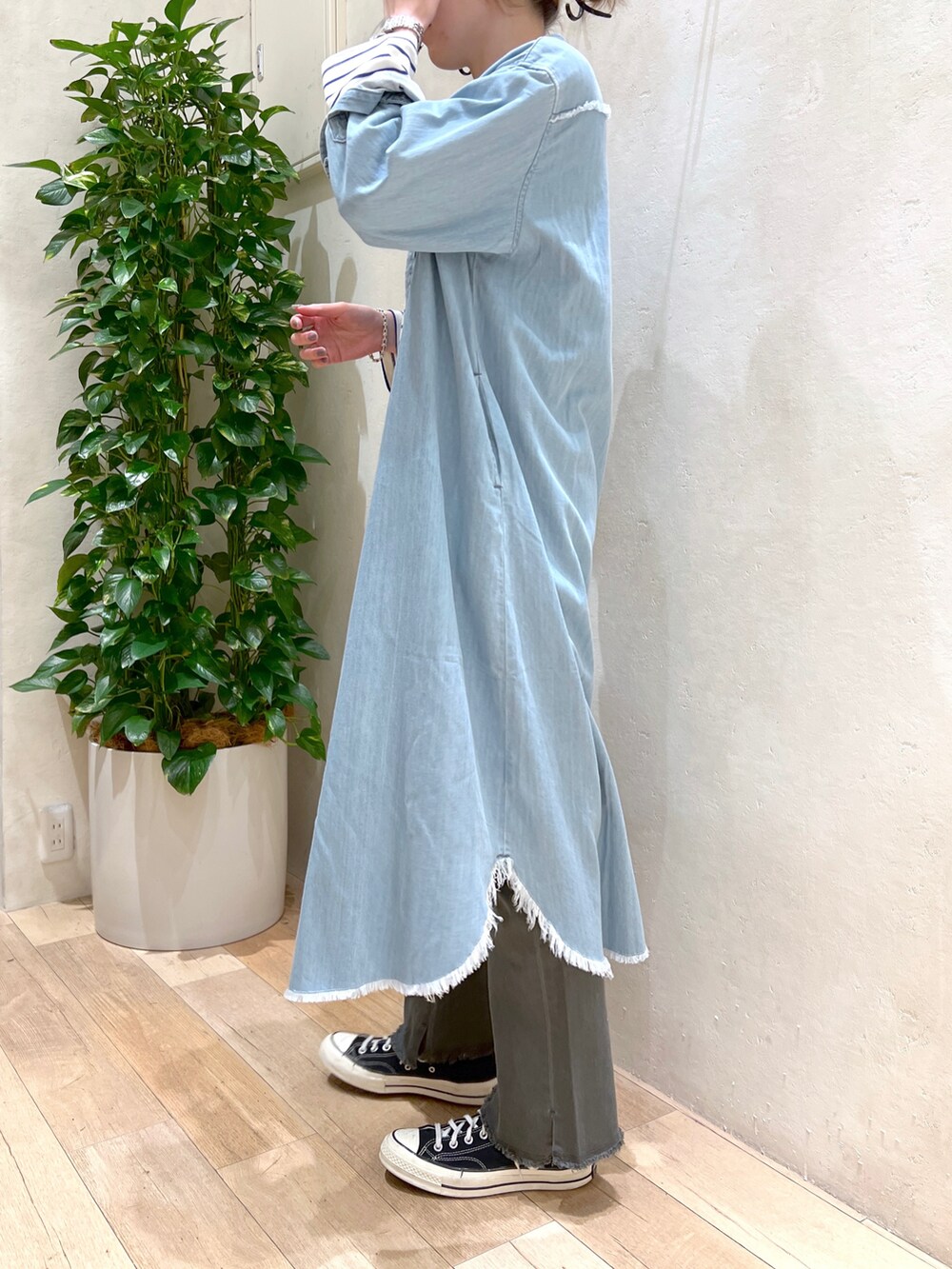 「春服コーデ、カジュアルコーデ、大人カジュアル、ボーダー、フレアパンツ、デニムワンピース、シャツワンピ、Lee、GEVACO、チャオパニックティピー(CIAOPANIC TYPY)、コンバース、スニーカー、高身長女子、高身長コーデ、骨格ウェーブ」｜「CIAOPANIC TYPYの【GEVACO／ゲバコ】ヘビー天竺ボートネック刺繍ボーダー長袖Tee（Tシャツ/カットソー、ブルー系）」を使った、タカシマさん（レディース・169cm）の冬コーディネートの3枚目の写真