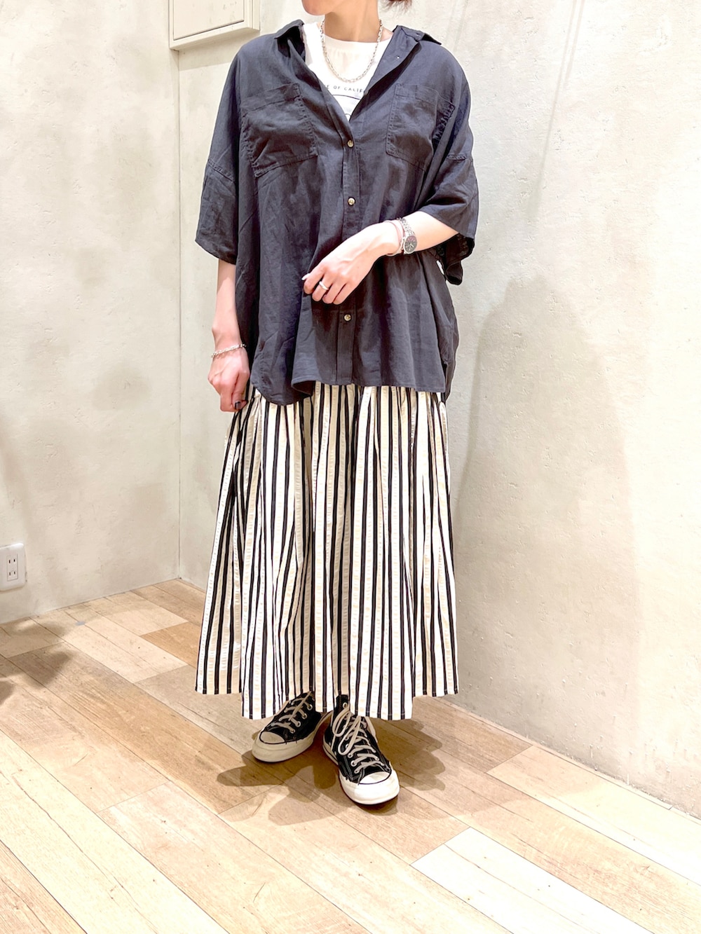 「大人カジュアル、シンプルコーデ、モノトーン、シャツスタイル、ストライプ、ロゴT、コンバース、スニーカーコーデ、チャオパニックティピー(CIAOPANIC TYPY)、高身長女子、30代コーデ」｜「CIAOPANIC TYPYのUSAコットンロゴプリントノースリTEE（Tシャツ/カットソー、ホワイト系）」を使った、タカシマさん（レディース・169cm）の夏コーディネートの4枚目の写真