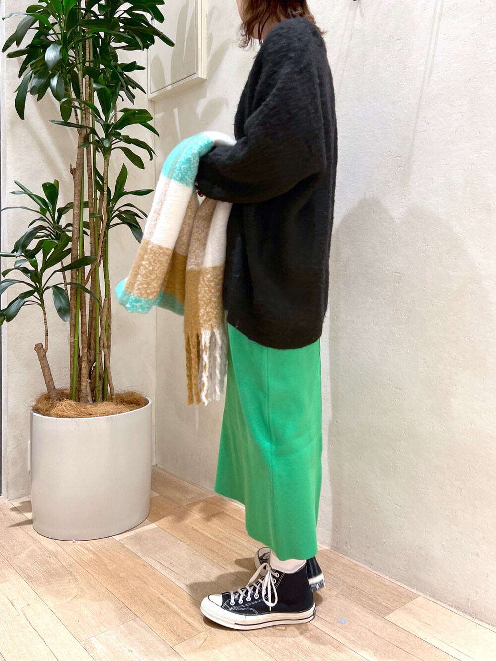 「カジュアルコーデ、シンプルスタイル、着回しコーデ、カーディガン、冬コーデ、モヘアカーディガン、カラーコーデ、グリーン、ストール、チェック、大人カジュアル、ユニセックス、高身長コーデ、骨格ウェーブ、チャオパニックティピー(CIAOPANIC TYPY)」｜「CIAOPANIC TYPYの□【なにわ男子 藤原丈一郎さん着用】ジャガードシャギーニットカーディガン（カーディガン/ボレロ、ブラック系）」を使った、タカシマさん（レディース・169cm）の秋コーディネートの3枚目の写真