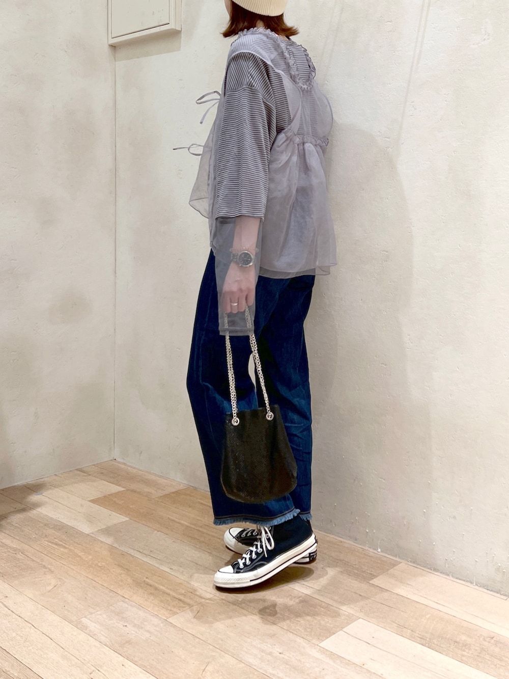 「大人カジュアル、初秋コーデ、秋コーデ、ロンT、ボーダー、シアートップス、オーガンジー、ベスト、デニム、ショルダーバッグ、ビーニー、チャオパニックティピー(CIAOPANIC TYPY)、高身長女子、骨格ウェーブ、30代コーデ」｜「CIAOPANIC TYPYのオーガンジーマルチウェイベスト（ベスト、グレー系）」を使った、タカシマさん（レディース・169cm）の秋コーディネートの3枚目の写真