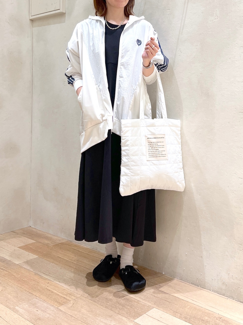「秋コーデ、大人カジュアル、簡単コーデ、ワンピース、トラックジャケット、ジャージ、トートバッグ、モノトーン、チャオパニックティピー(CIAOPANIC TYPY)、etsinta、ビルケンシュトック、プチプラ、高身長女子、骨格ウェーブ、30代」｜「etsintaの【新色追加】【etsinta/エシンタ】リメイクジャージトラックジャケット（ジャージ、ホワイト系）」を使った、タカシマさん（レディース・169cm）の秋コーディネートの2枚目の写真