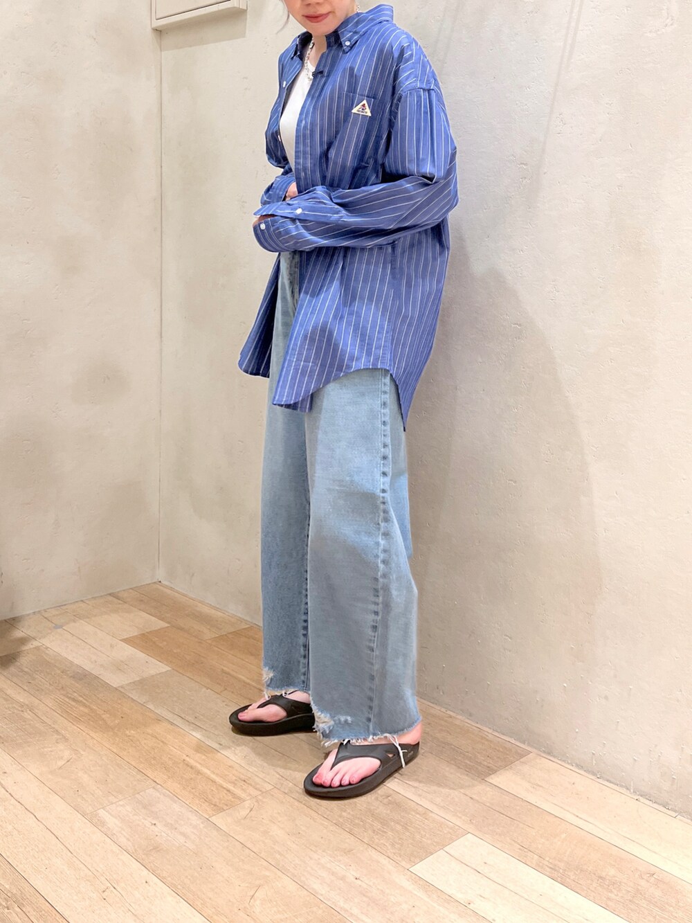 「初夏コーデ、シンプルコーデ、カジュアルコーデ、ストライプシャツ、デニム、カーブパンツ、ダメージデニム、oofos、チャオパニックティピー(CIAOPANIC TYPY)、大人カジュアル、高身長女子、30代コーデ、ワントーンコーデ」｜「CIAOPANIC TYPYの□【ヒルナンデス/伊藤舞アナ着用アイテム】2WAY配色ステッチリブタンクトップ（タンクトップ、ホワイト系）」を使った、タカシマさん（レディース・169cm）の夏コーディネートの3枚目の写真