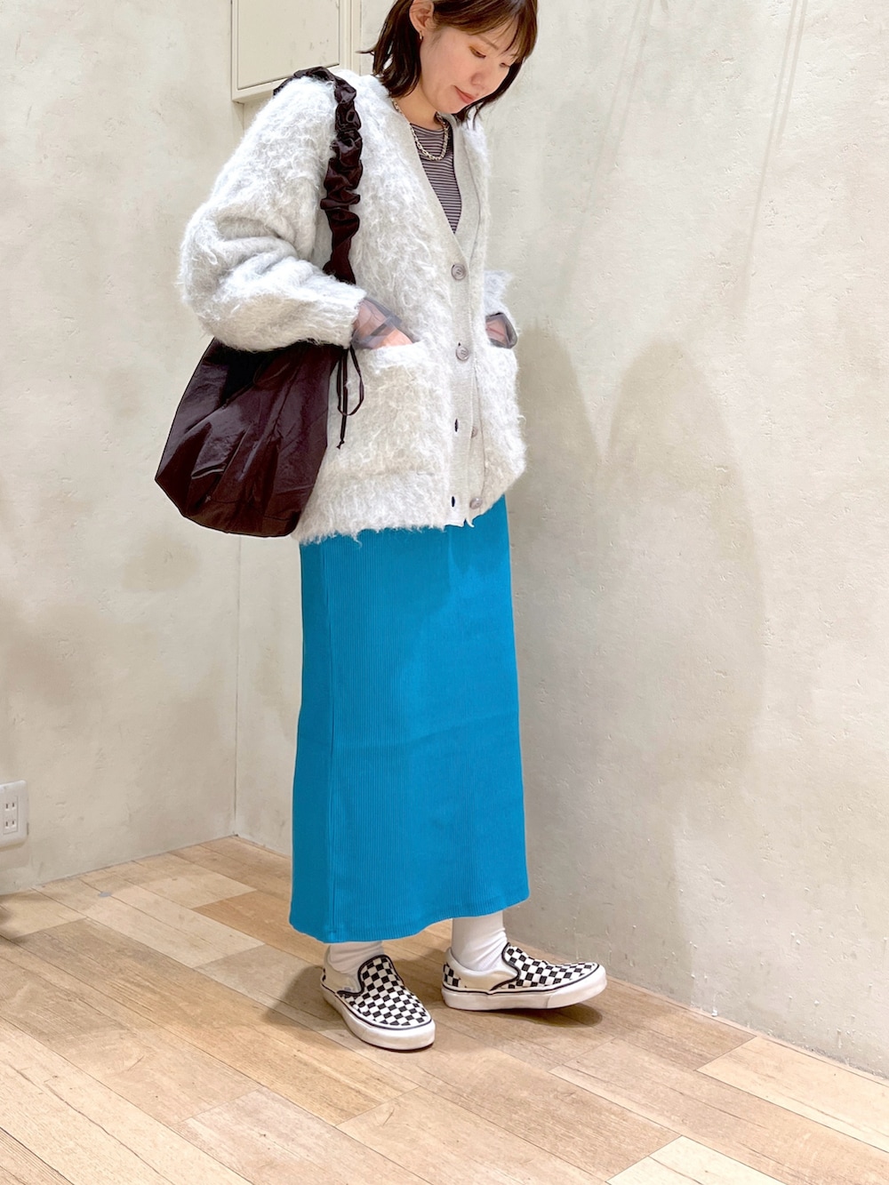 「秋冬コーデ、大人カジュアル、シンプルコーデ、カーディガン、シアートップス、スカート、リブスカート、ショルダーバッグ、スニーカー、チャオパニックティピー(CIAOPANIC TYPY)、高身長女子、骨格ウェーブ、30代」｜「CIAOPANIC TYPYの【お気に入り数3.1万人突破】【ヒルナンデス紹介アイテム】すっきりシルエットリブスカート（スカート、ブルー系）」を使った、タカシマさん（レディース・169cm）の秋コーディネートの3枚目の写真
