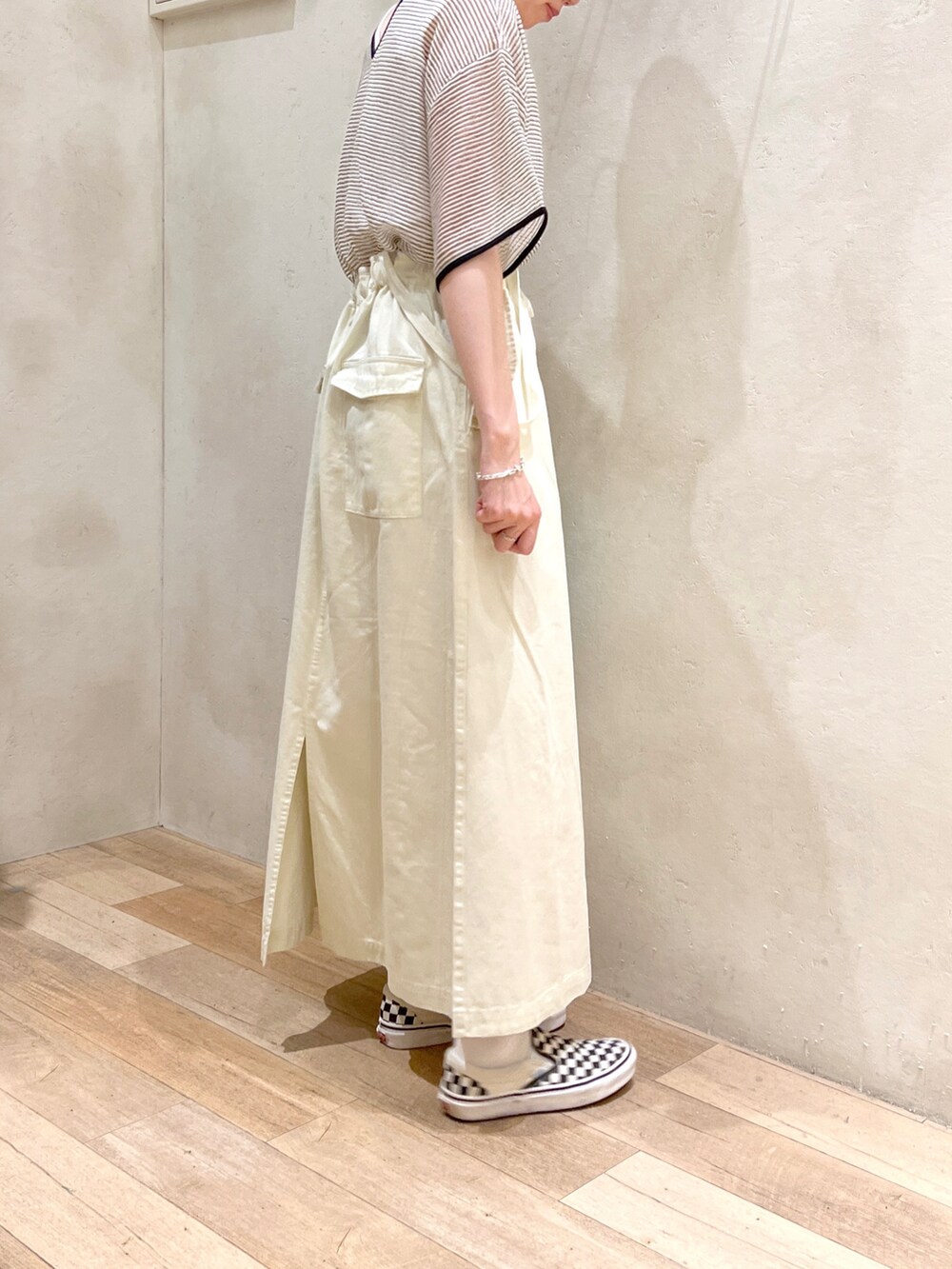 「カジュアルスタイル、夏コーデ、シアートップス、スカート、大人カジュアル、ボーダートップス、スニーカー、キャップ、VANS、チャオパニックティピー(CIAOPANIC TYPY)、骨格ウェーブ、高身長女子、30代コーデ」｜「CIAOPANIC TYPYの□【ヒルナンデス/伊藤舞アナ着用アイテム】2WAY配色ステッチリブタンクトップ（タンクトップ、ホワイト系）」を使った、タカシマさん（レディース・169cm）の夏コーディネートの3枚目の写真