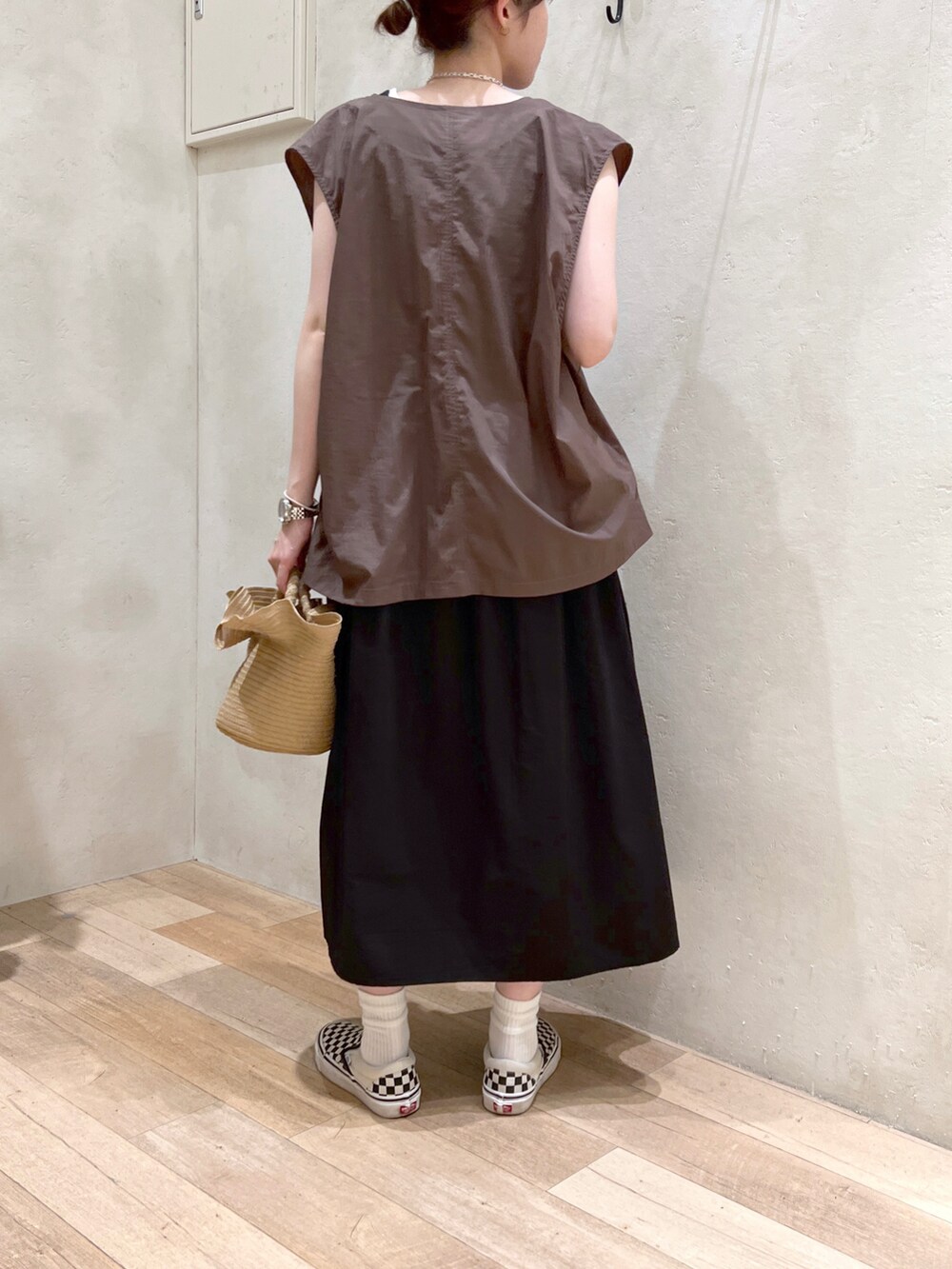「大人カジュアル、夏コーデ、ゆるコーデ、ワンピース、ベスト、かごバッグ、シンプルコーデ、プチプラ、着回しコーデ、VANS、スニーカー、チャオパニックティピー(CIAOPANIC TYPY)、高身長女子、骨格ウェーブ、30代コーデ」｜「CIAOPANIC TYPYの【india】ウエストギャザーワンピ（ワンピース、ブラック系）」を使った、タカシマさん（レディース・169cm）の夏コーディネートの3枚目の写真