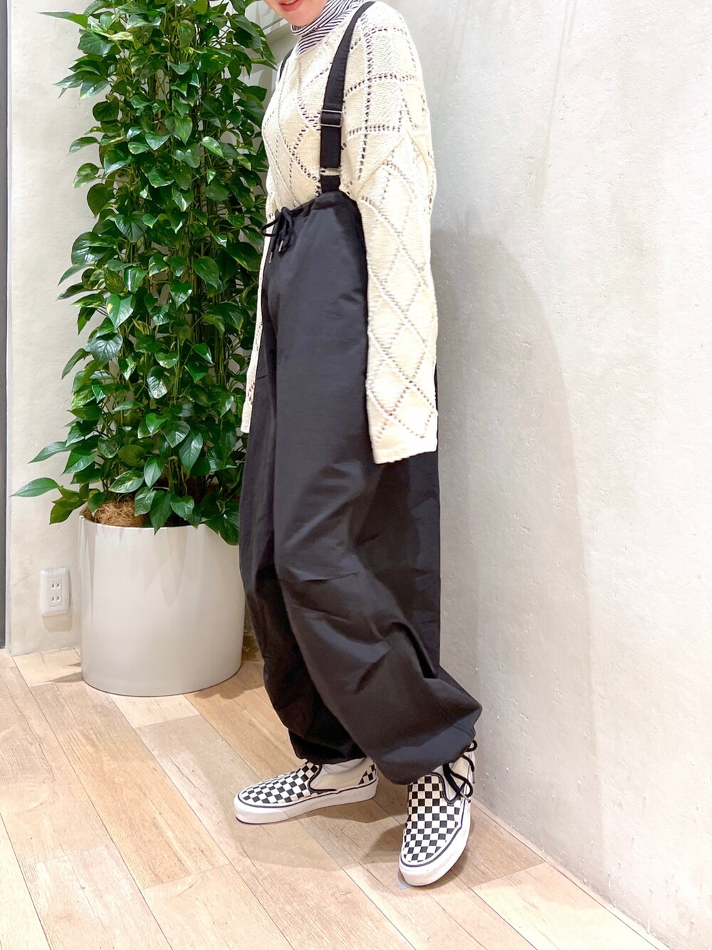 「透かし編みニット、タートルネック、サロペット、パラシュートパンツ、カジュアルコーデ、大人カジュアル、チャオパニックティピー(CIAOPANIC TYPY)、GEVACO、VANS、着回しコーデ、高身長女子、高身長コーデ、骨格ウェーブ、チェッカーフラッグ」｜「CIAOPANIC TYPYの透かし編みニット（ニット/セーター、ホワイト系）」を使った、タカシマさん（レディース・169cm）の冬コーディネートの3枚目の写真