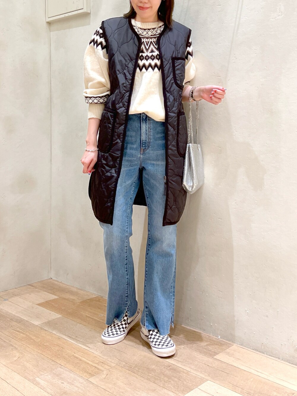 「秋冬コーデ、大人カジュアル、シンプルコーデ、ニット、ノルディック柄、ベスト、キルティング、デニム、ショルダーバッグ、スニーカー、チャオパニックティピー(CIAOPANIC TYPY)、GEVACO、高身長女子、骨格ウェーブ、30代」｜「GEVACOの【GEVACO/ゲバコ】ノルディックセーター（ニット/セーター、ホワイト系）」を使った、タカシマさん（レディース・169cm）の秋コーディネートの2枚目の写真