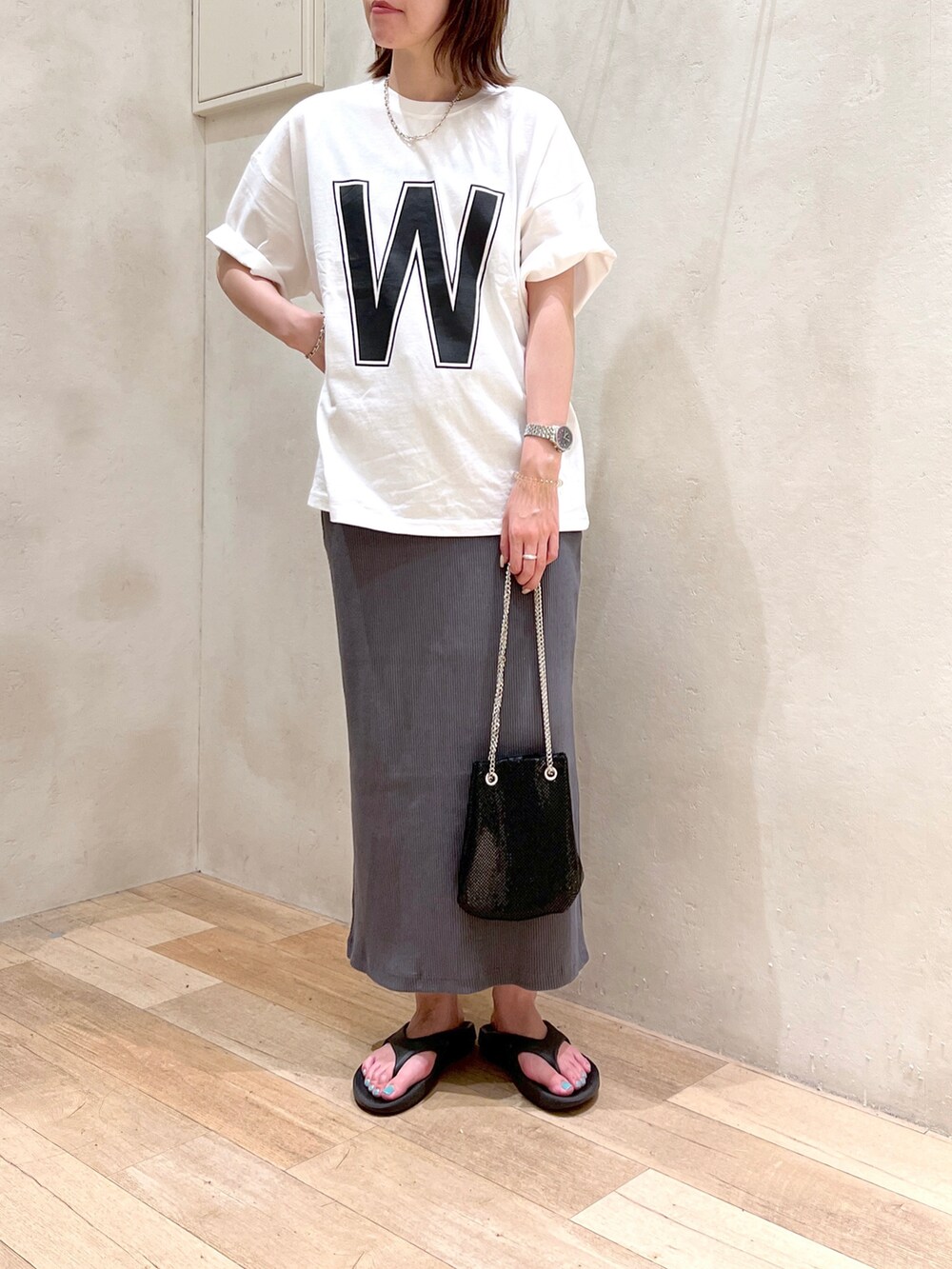 「シンプルスタイル、オーバーサイズ、休日コーデ、楽チンコーデ、大人カジュアル、白Tシャツ、ロゴT、タイトスカート、サンダル、ハンドバッグ、ショルダーバッグ、高身長女子、骨格ウェーブ、30代コーデ、秋服準備はじめました」｜「CIAOPANIC TYPYのUSAコットンヒストリカルアソートプリントTee（Tシャツ/カットソー、ホワイト系）」を使った、タカシマさん（レディース・169cm）の夏コーディネートの2枚目の写真