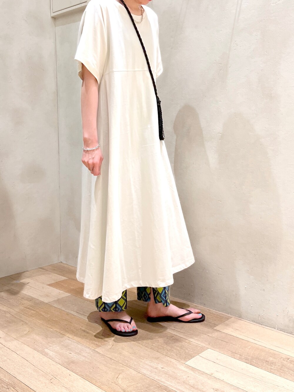 「休日コーデ、楽チンコーデ、大人カジュアル、ワンピース、イージーパンツ、柄パンツ、サンダル、ロングワンピース、淡色コーデ、高身長女子、骨格ウェーブ、30代コーデ」｜「CIAOPANIC TYPYのバイオ加工スタイルカバーワンピース（ワンピース、ホワイト系）」を使った、タカシマさん（レディース・169cm）の夏コーディネートの4枚目の写真
