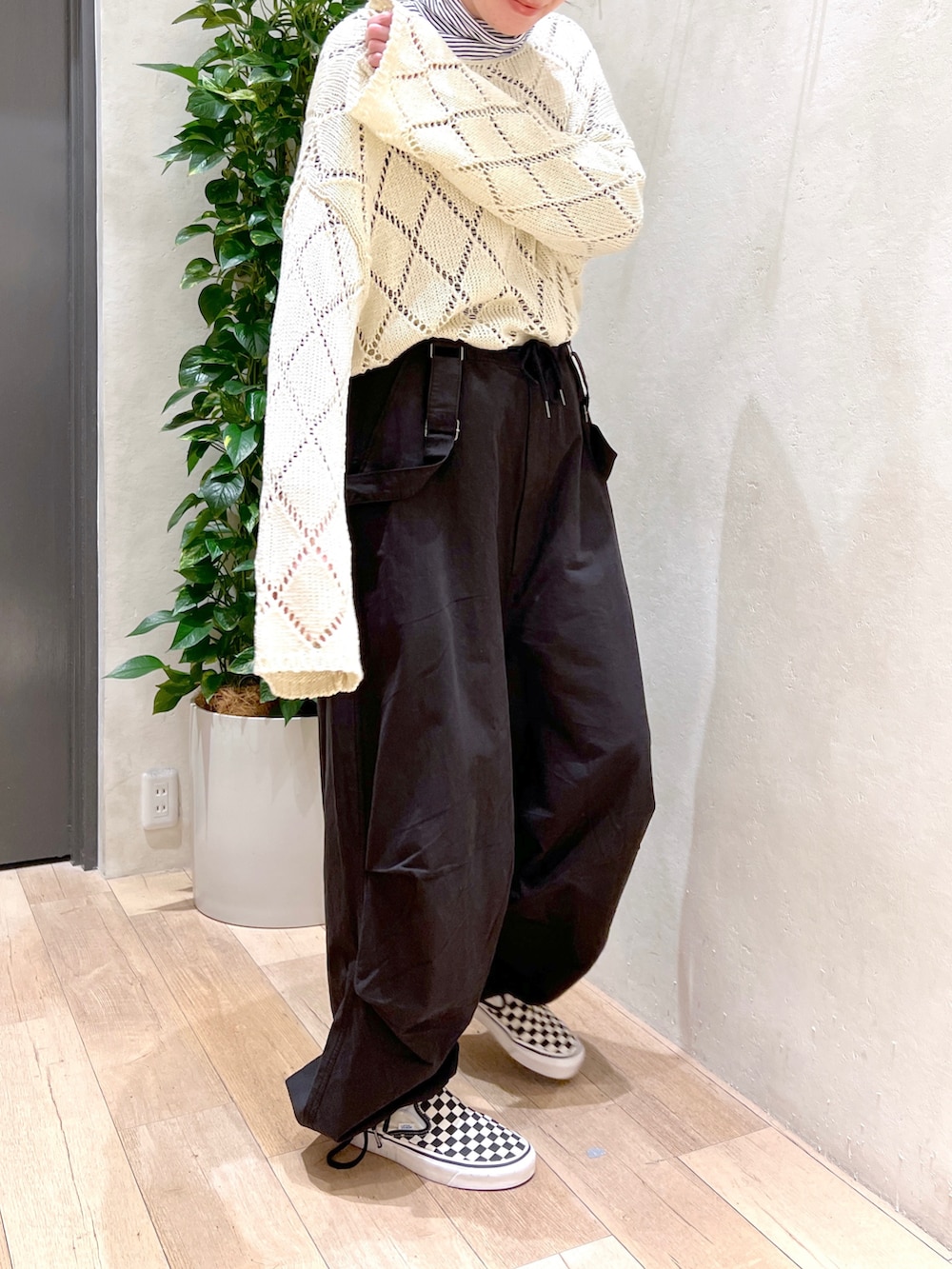 「カジュアルコーデ、大人カジュアル、透かし編みスカート、パラシュートパンツ、シアートップス、春コーデ、骨格ウェーブ、オトナカジュアル、ボーダー、スニーカーコーデ、チャオパニックティピー(CIAOPANIC TYPY)、VANS、高身長女子、高身長コーデ、着回しコーデ」｜「CIAOPANIC TYPYの透かし編みニット（ニット/セーター、ホワイト系）」を使った、タカシマさん（レディース・169cm）の春コーディネートの2枚目の写真