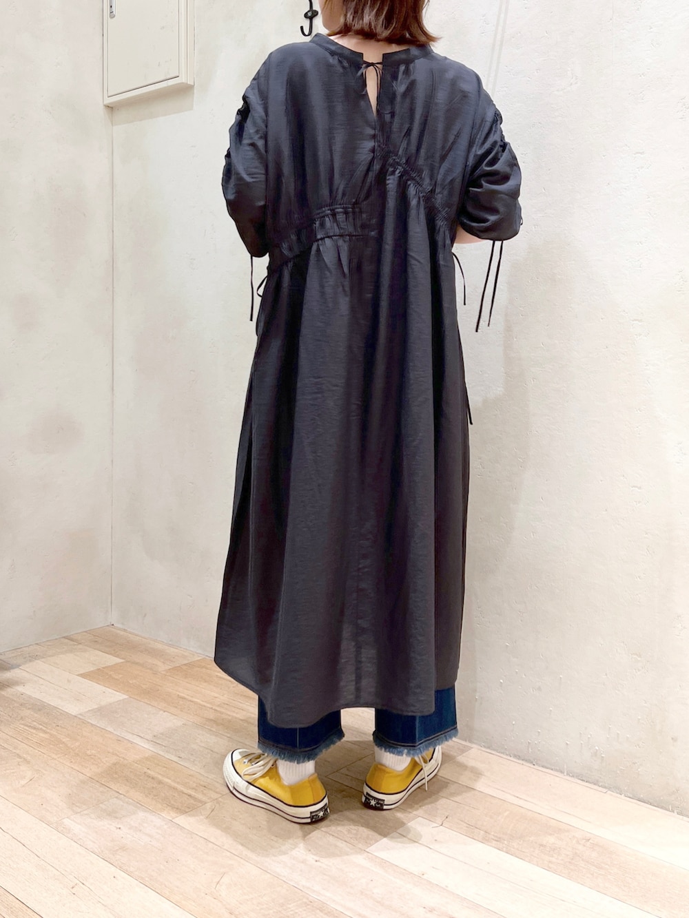 「大人カジュアル、秋コーデ、秋服準備はじめました、ワンピース、シャツワンピ、デニム、スニーカー、チャオパニックティピー(CIAOPANIC TYPY)、コンバース、高身長女子、骨格ウェーブ、30代コーデ」｜「CIAOPANIC TYPYの3WAYシアーリネンギャザーワンピース（ワンピース、グレー系）」を使った、タカシマさん（レディース・169cm）の秋コーディネートの5枚目の写真