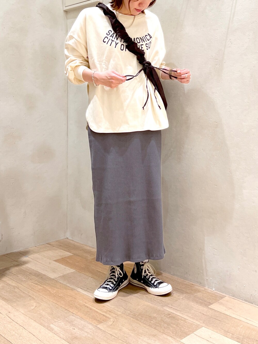 「秋服コーデ、秋服まるっと大公開、大人カジュアル、ラクチンコーデ、スウェット、ロゴT、タイトスカート、ショルダーバッグ、プチプラ、高身長女子、骨格ウェーブ、30代」｜「CIAOPANIC TYPYのオーバールーズ裾ラウンドスウェTEE（Tシャツ/カットソー、ホワイト系）」を使った、タカシマさん（レディース・169cm）の秋コーディネートの2枚目の写真