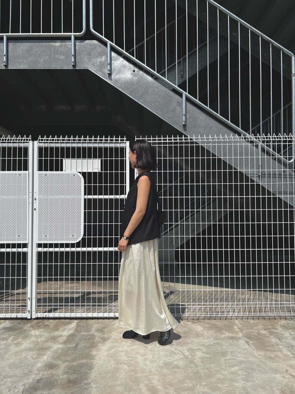 ホワイト系のワンピース、ブラック系のショルダーバッグを着用したレディースの秋コーディネートの2枚目の写真