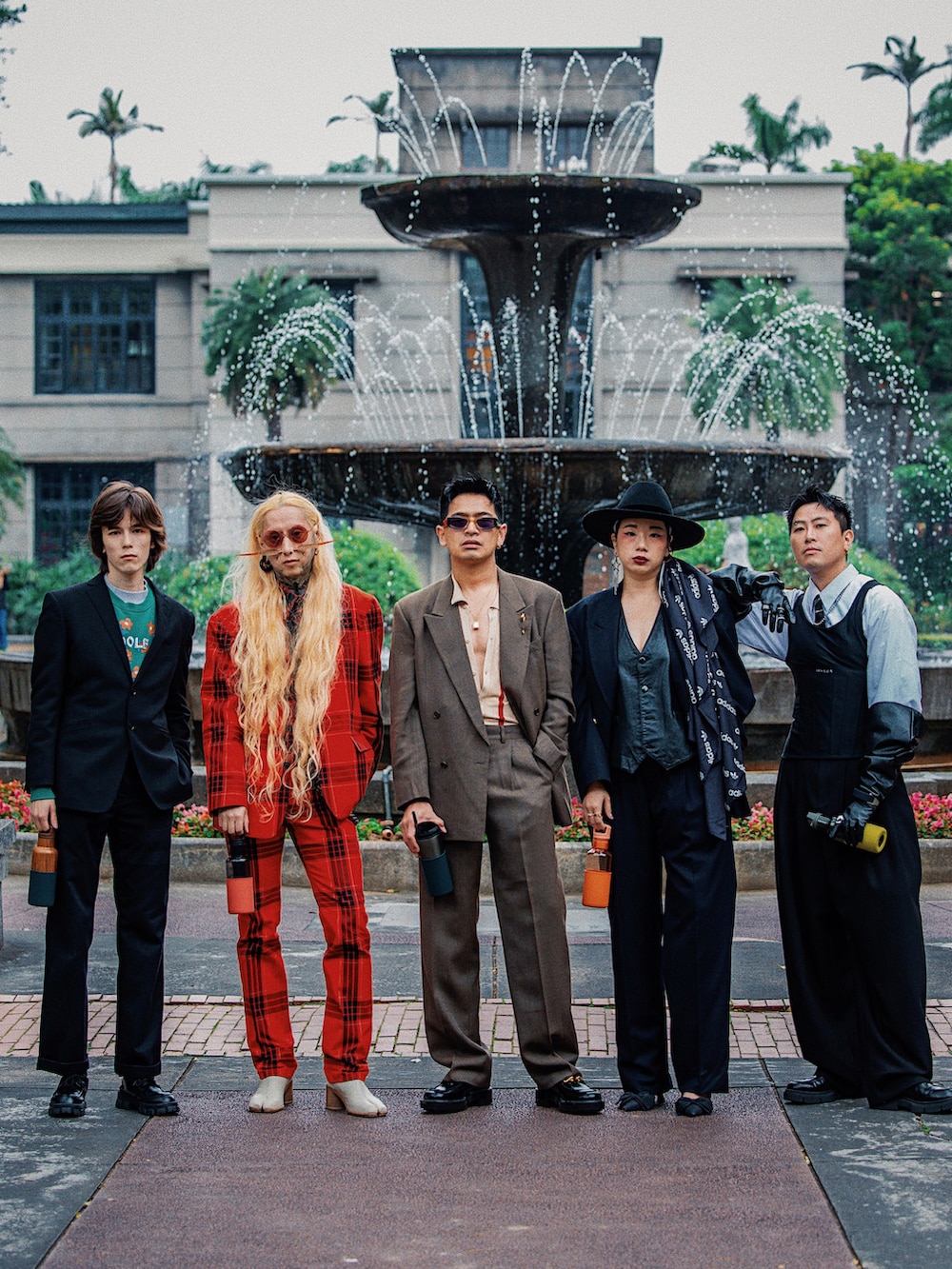 レッド系の水筒を着用したメンズの秋コーディネートの3枚目の写真