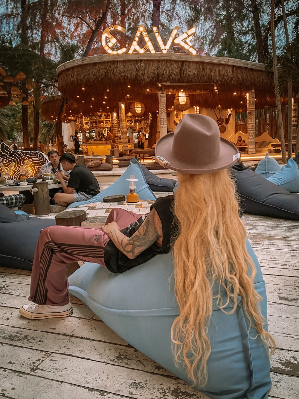 ピンク系のチノパンツ、ピンク系のハットを着用したメンズの冬コーディネートの2枚目の写真