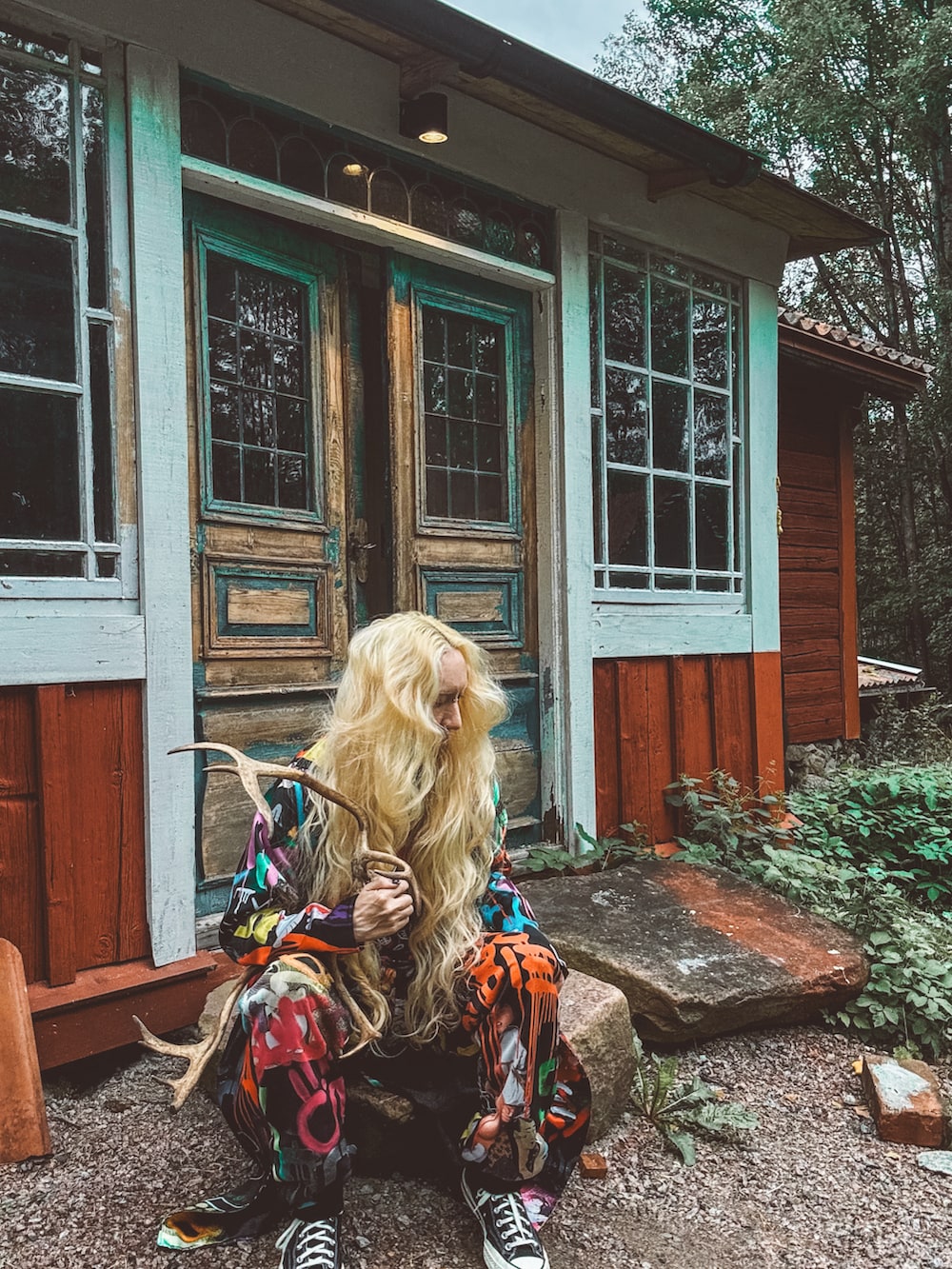 その他のピーコート、その他のチノパンツ、その他のTシャツ/カットソーを着用したメンズの秋コーディネートの3枚目の写真