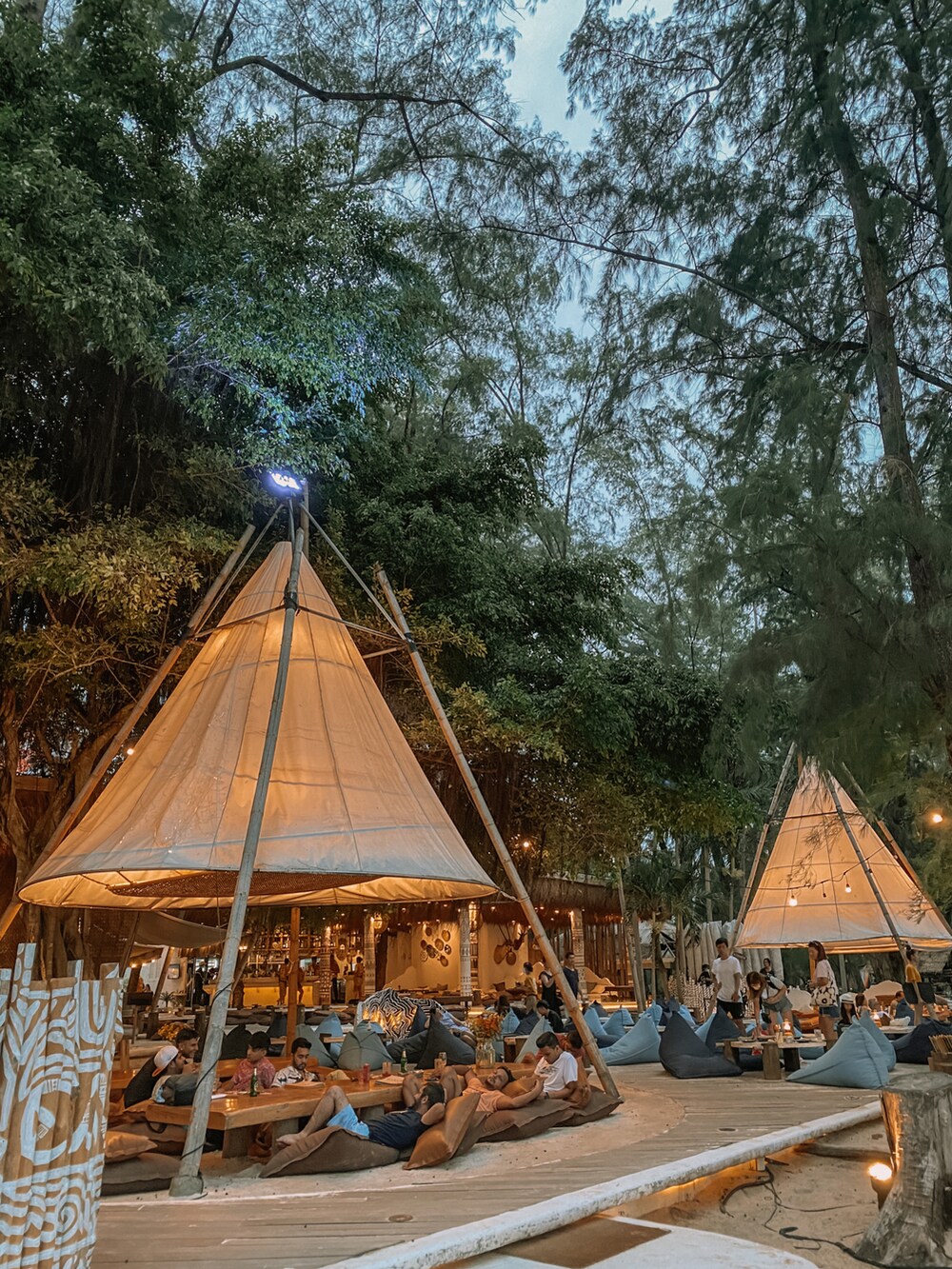 ピンク系のチノパンツ、ピンク系のハットを着用したメンズの冬コーディネートの4枚目の写真