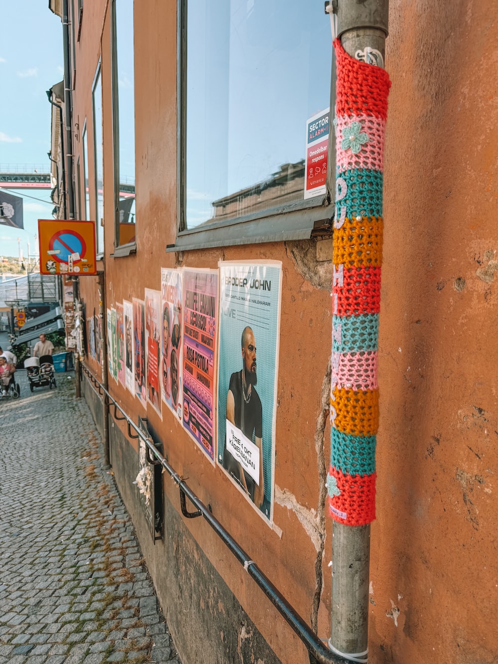 イエロー系のテーラードジャケット、イエロー系のチノパンツ、イエロー系のシャツ/ブラウスを着用したメンズの冬コーディネートの4枚目の写真