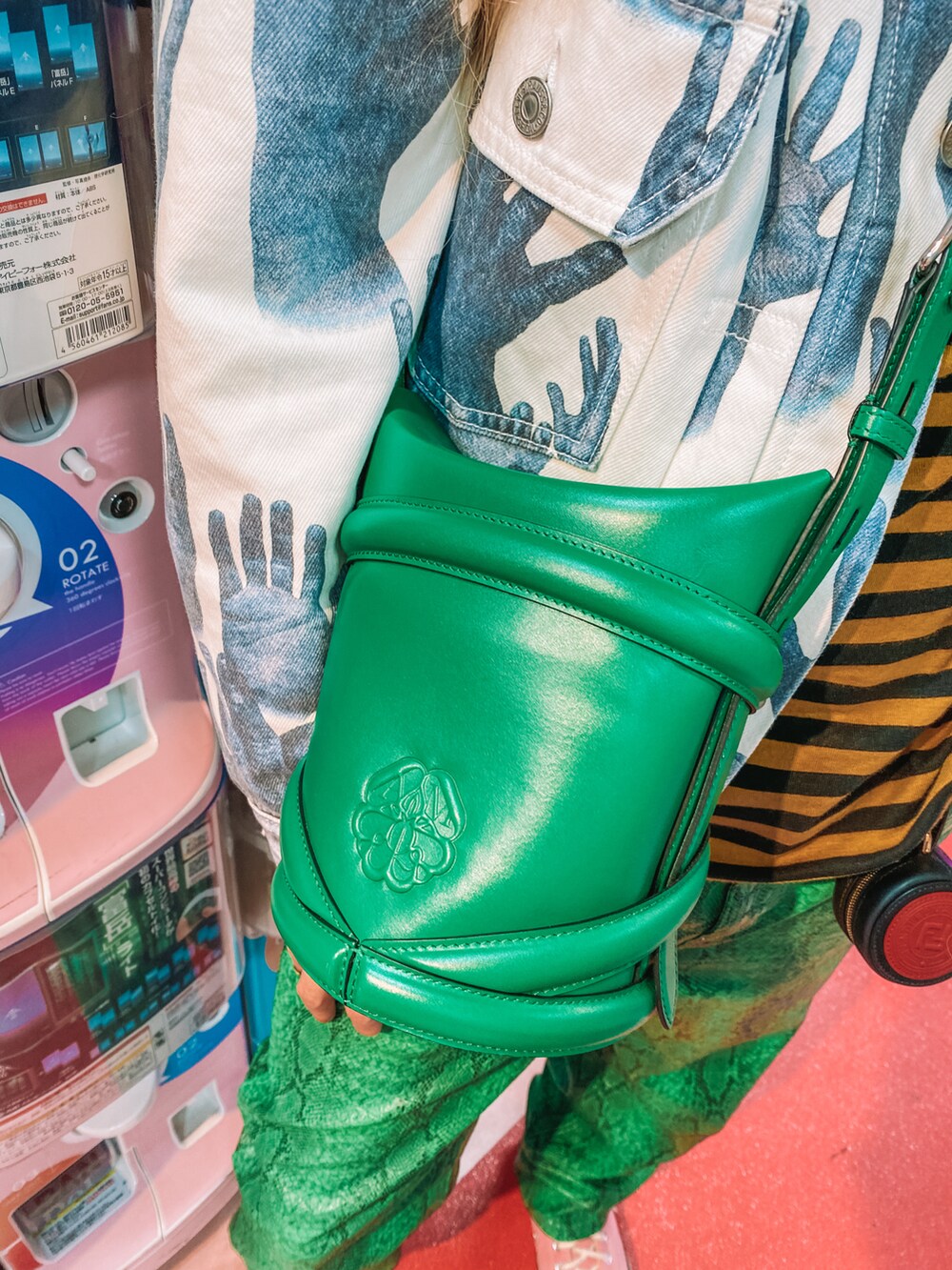 グリーン系のショルダーバッグを着用したメンズの夏コーディネートの2枚目の写真